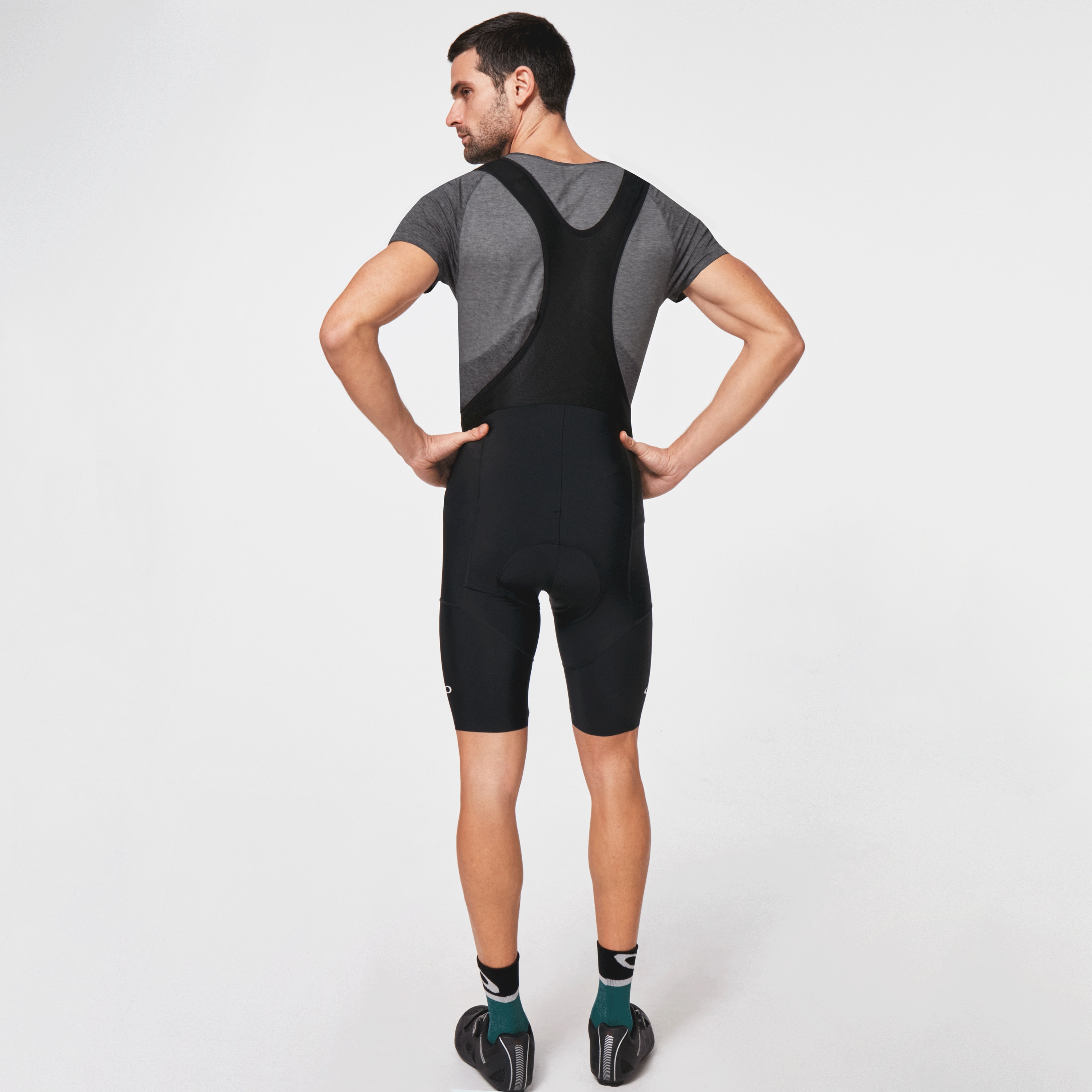 #オークリー　ハーフパンツICON CLASSIC BIB 2.0ユニセックス Oakley Icon Classic Bib 2.0 - Blackout | Oakley® US