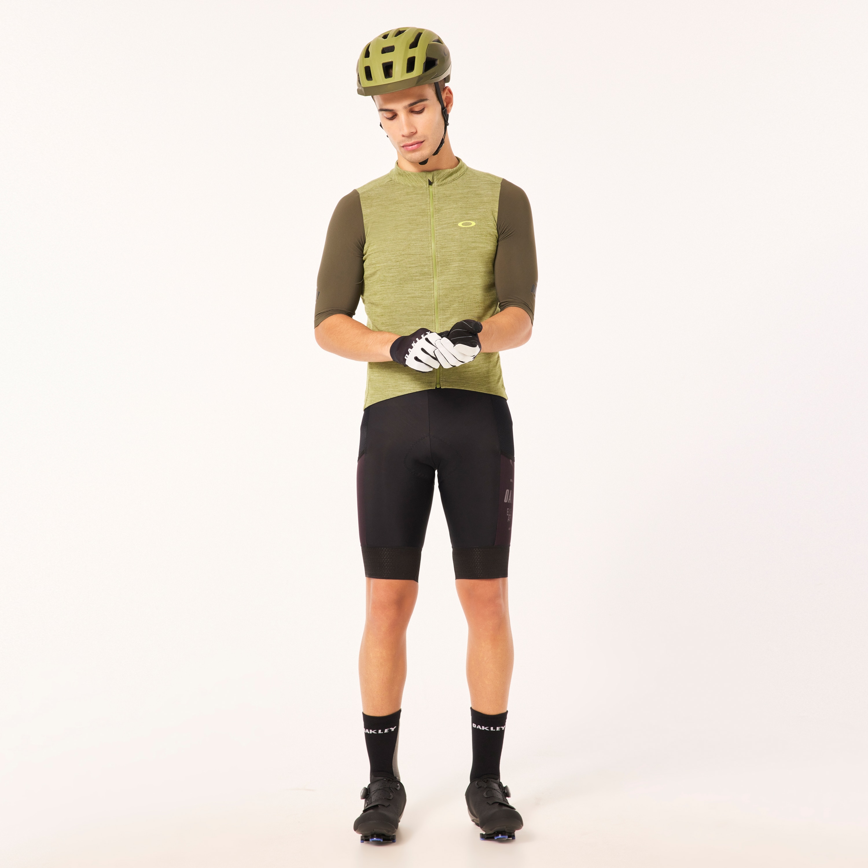 Oakley Off Grid Cargo Bib Short - Blackout | Oakley® US