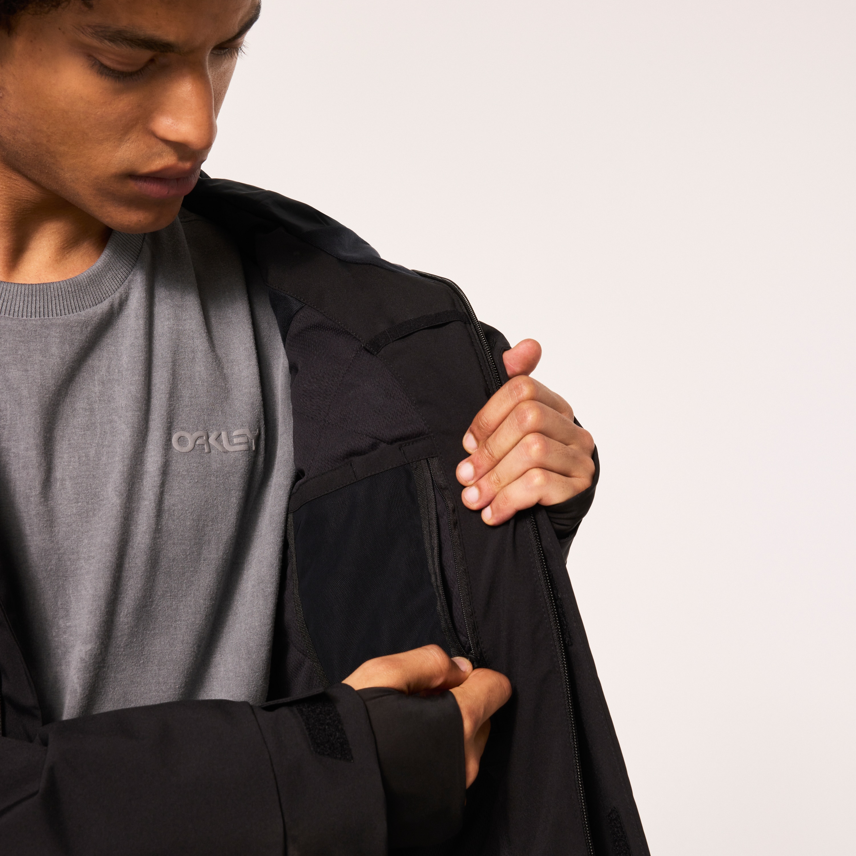 Oakley Tnp Tbt Insulated Jacket - Black/White Logo | Oakley® US