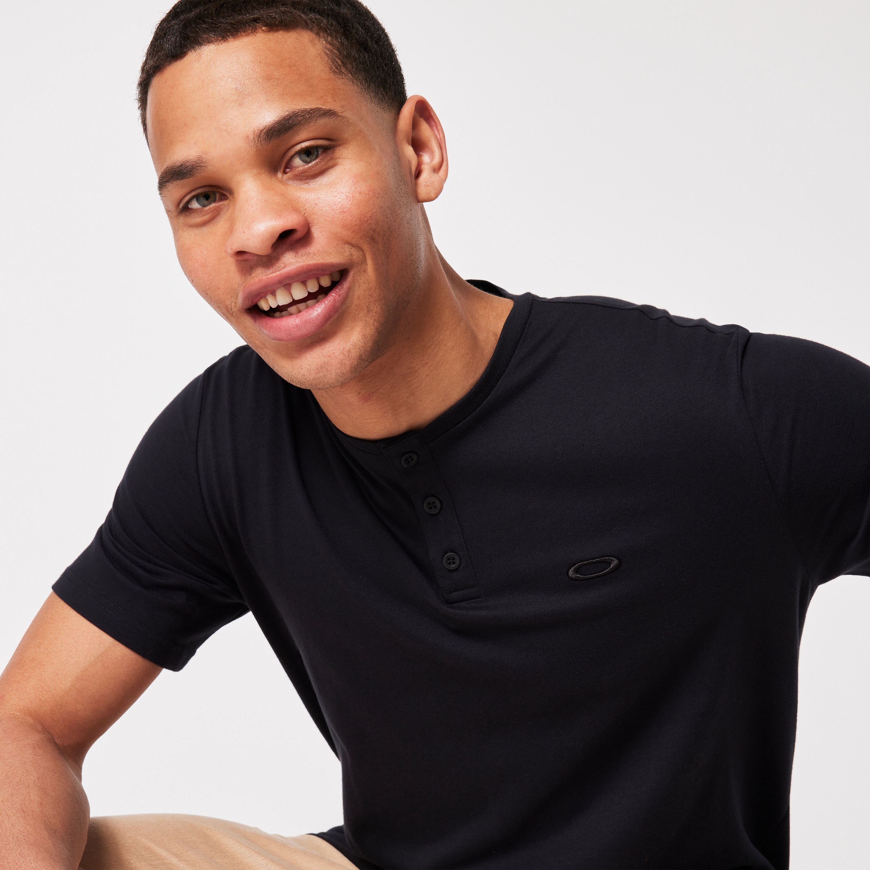 【OAKLEY】25ss RELAX HENLEY TEE 2.0 Oakley Relax Henley Tee 2.0 - Blackout | Oakley® US