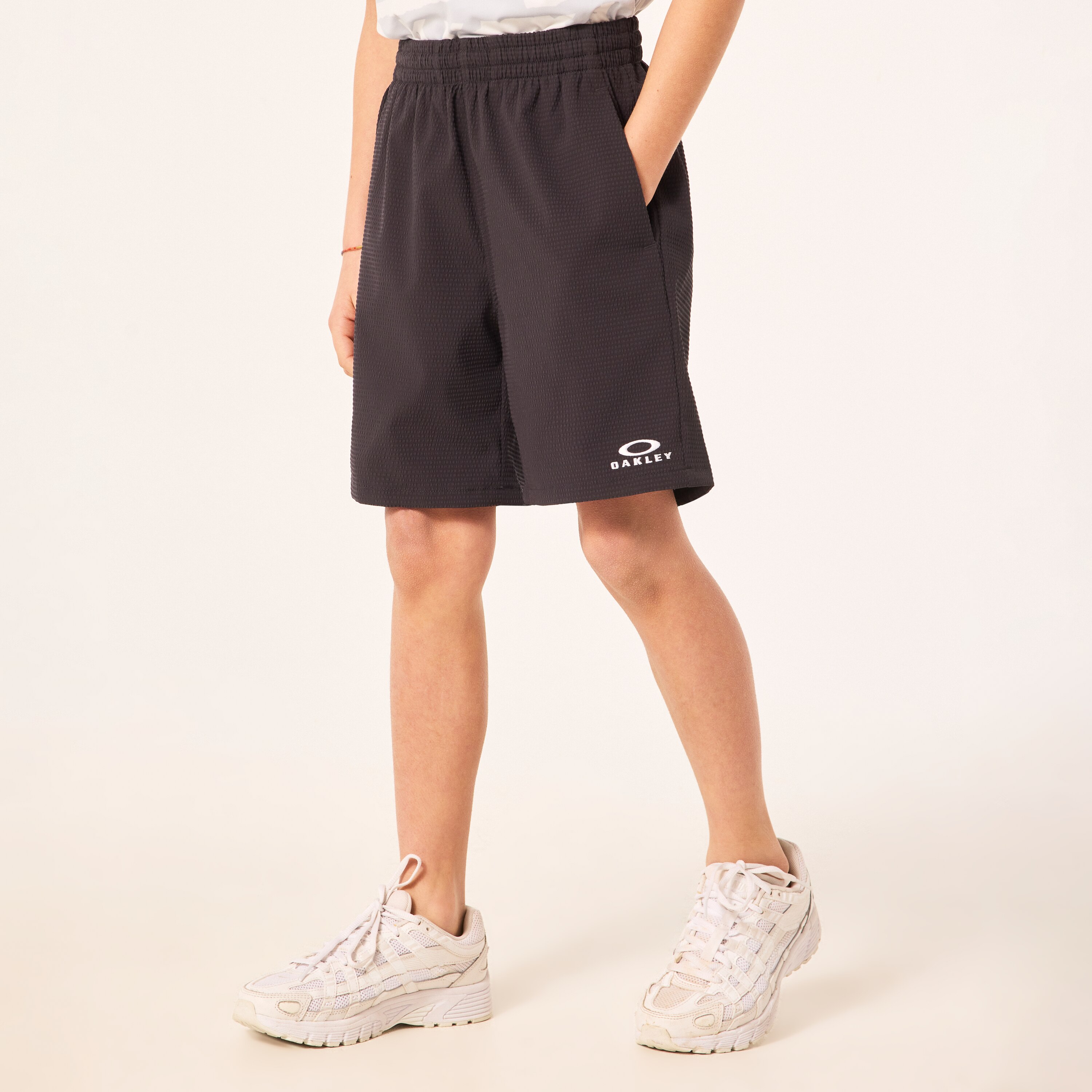 Oakley Enhance Sucker Shorts Ytr 7.0 in Phantom | Oakley® JP
