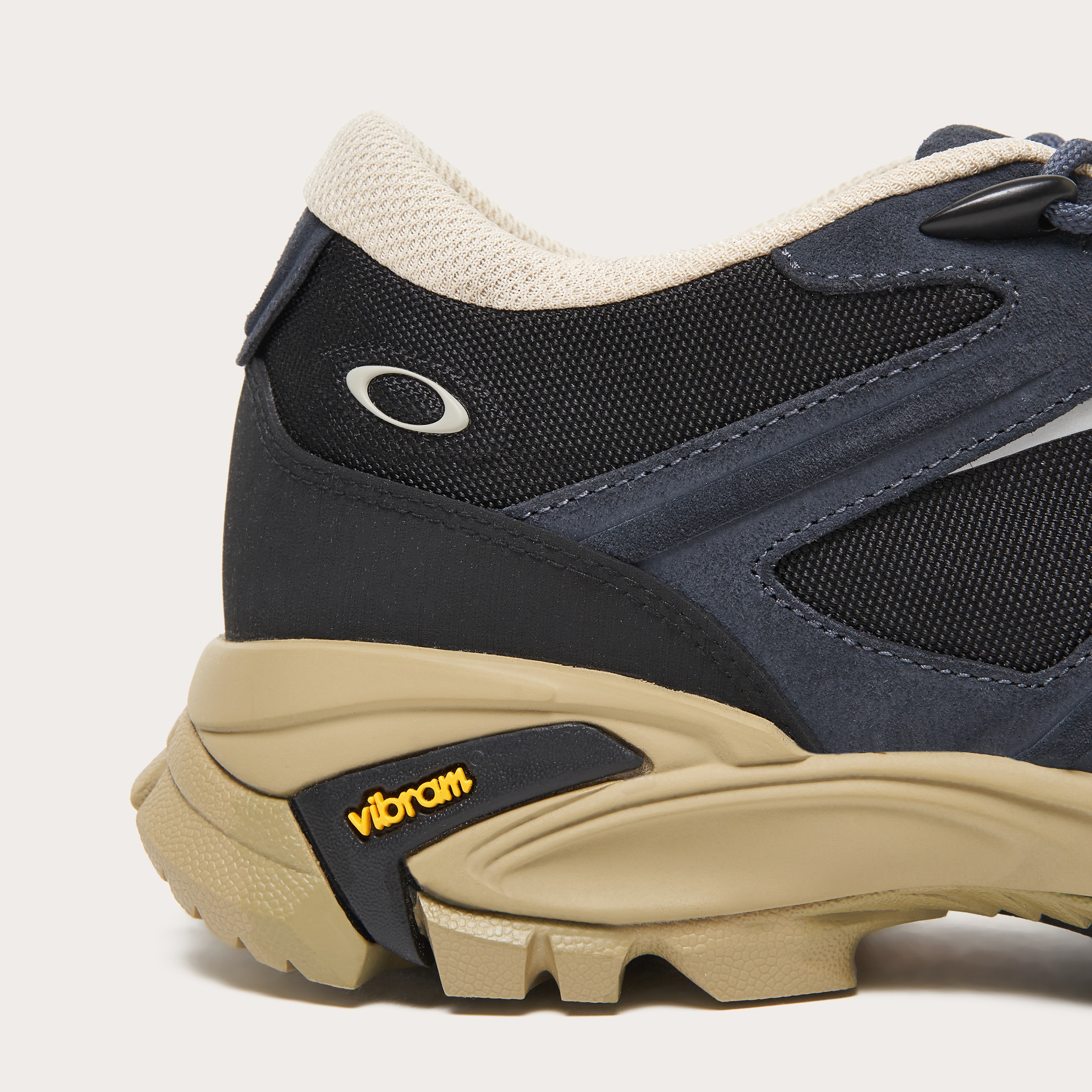 Oakley Sierra Terrain - Graphite - FOF100541-00N | Oakley® US