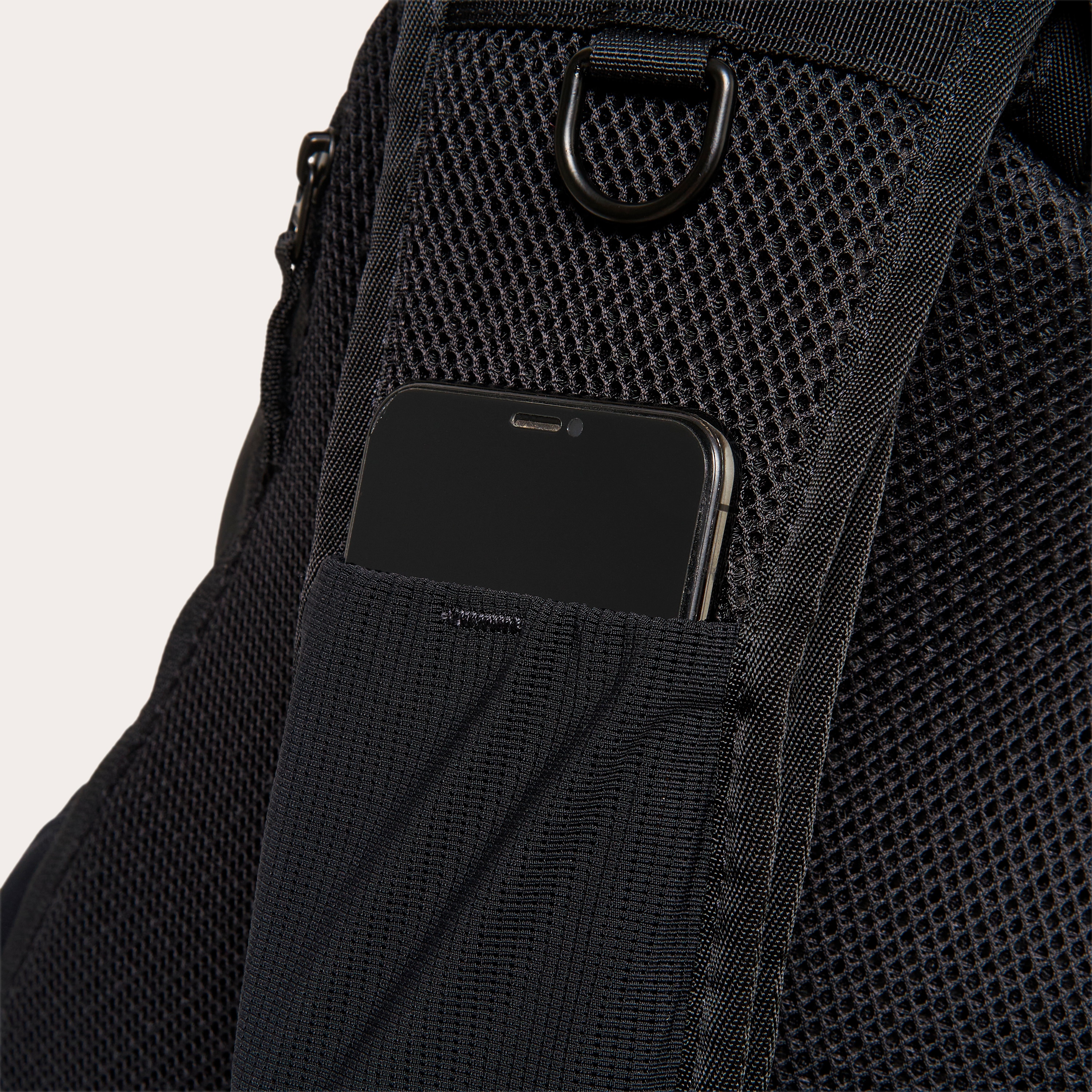 Oakley Latitude Sling Pack - Blackout | Oakley® US