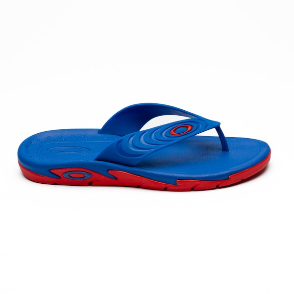 Chinelo Oakley Crowd