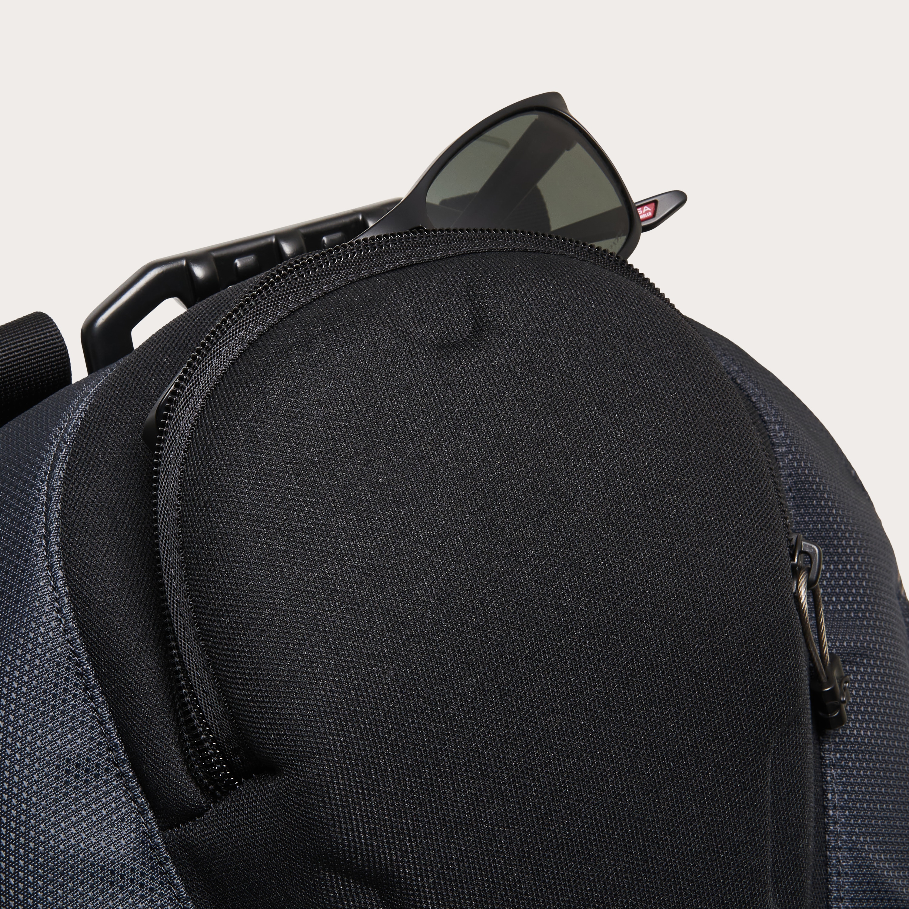 u*4様 Oakley キッチンシンク　バックパック Amazon.com | Oakley Kitchen Sink Backpack, Stealth Black