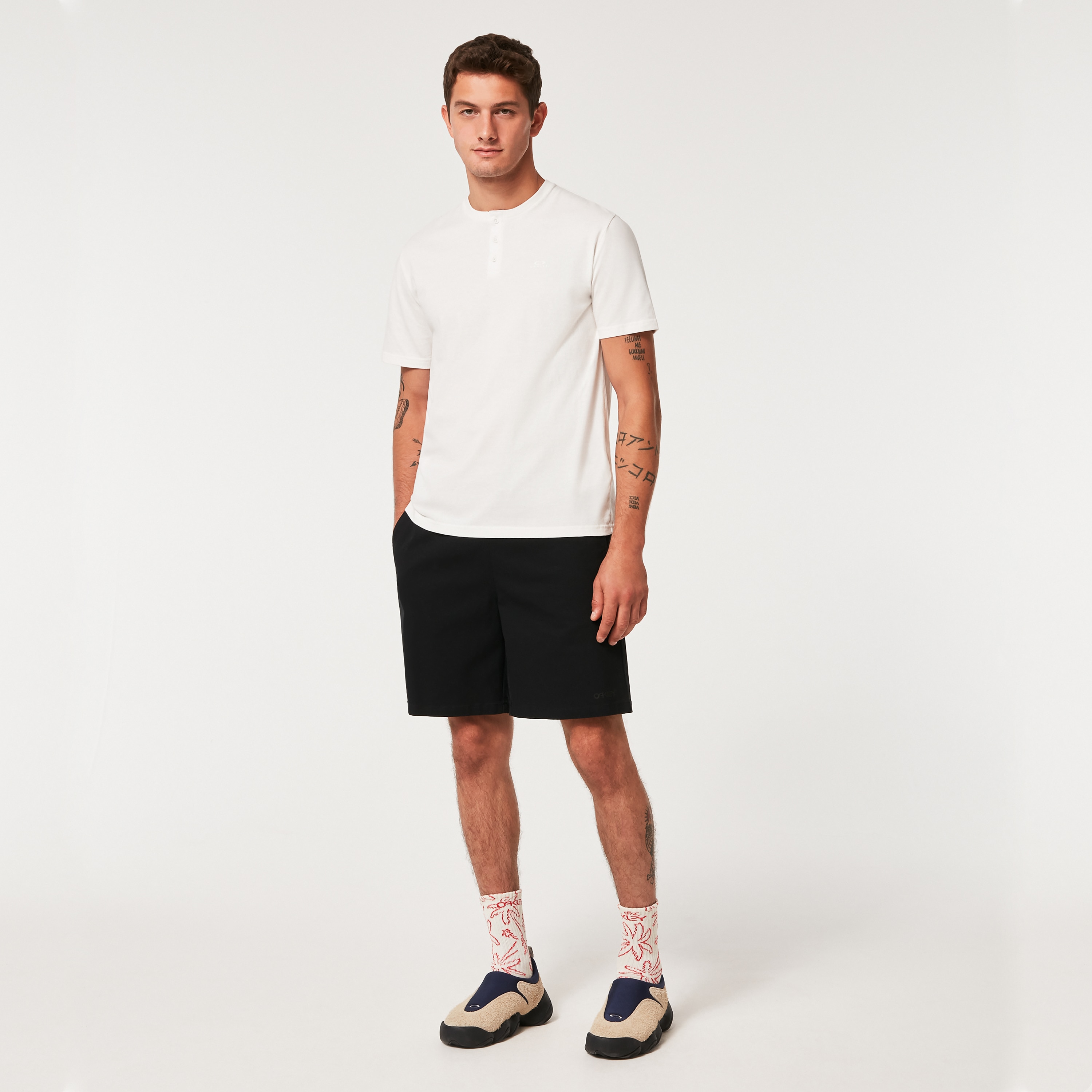 【OAKLEY】25ss RELAX TEE 2.0 Oakley Relax Henley Tee - White | Oakley® US