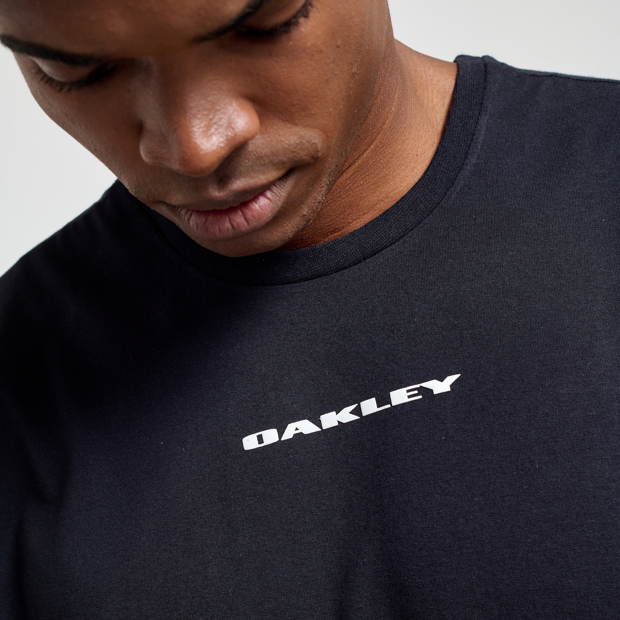 Oakely Graphics Oakley Heritage Skull Graphic Tee em Blackout | Oakley® BR