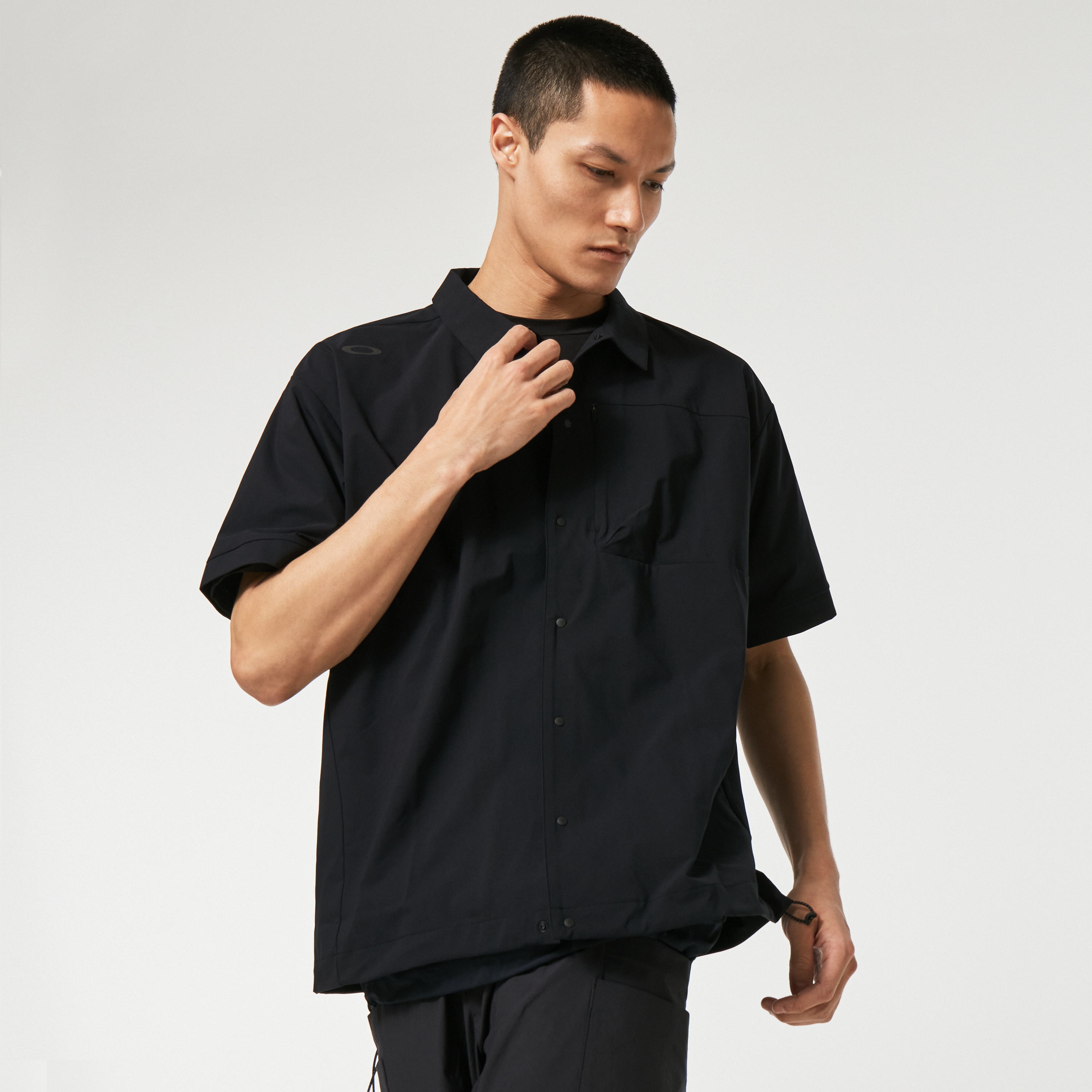 オークリー ブラック シャツ ビッグシルエット Rs Shell Commute Oakley Rs Shell Commute S/S Shirts - Blackout | Oakley® JP