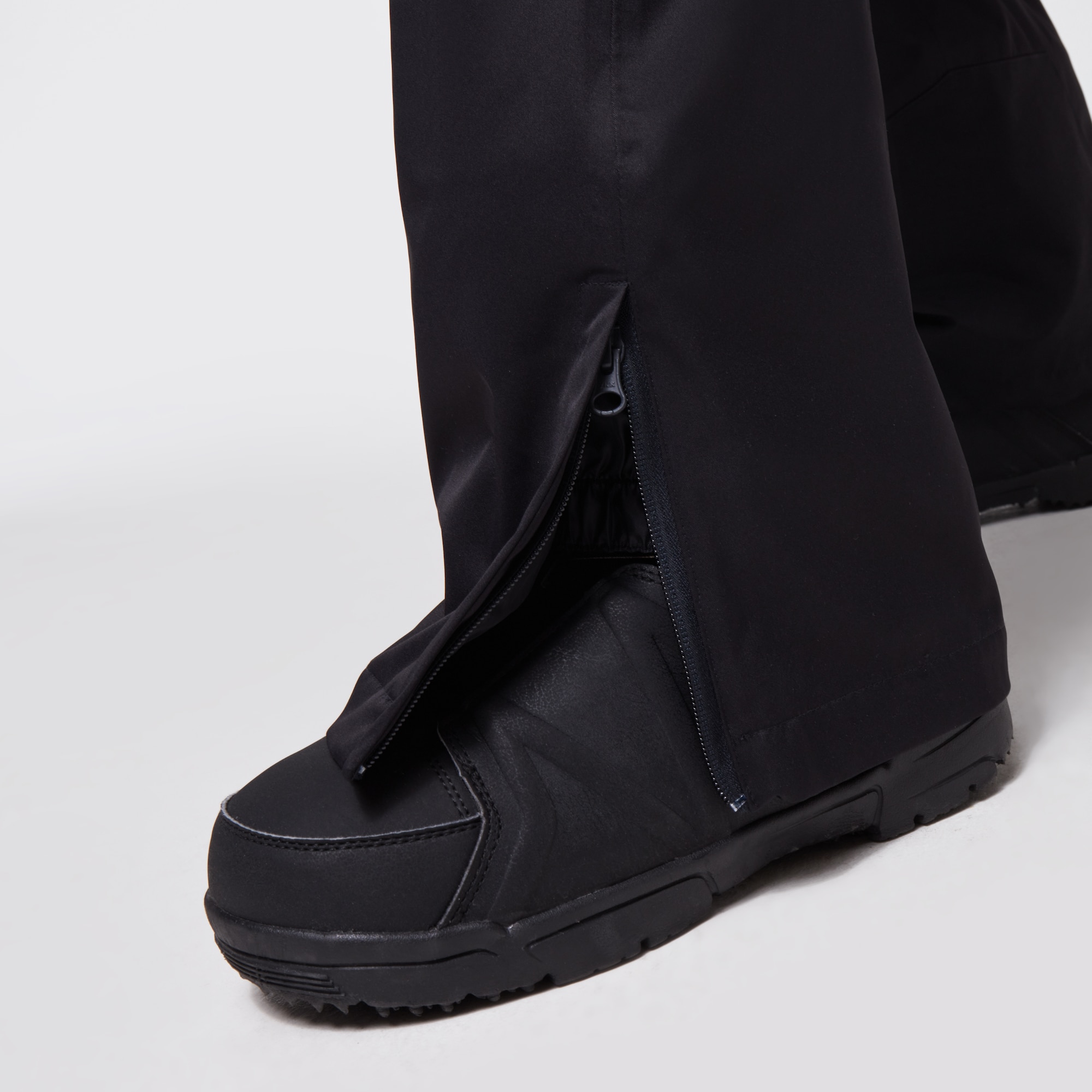 Oakley Crescent 2.0 Shell 2L 10K Pant in Black/Black | Oakley® US