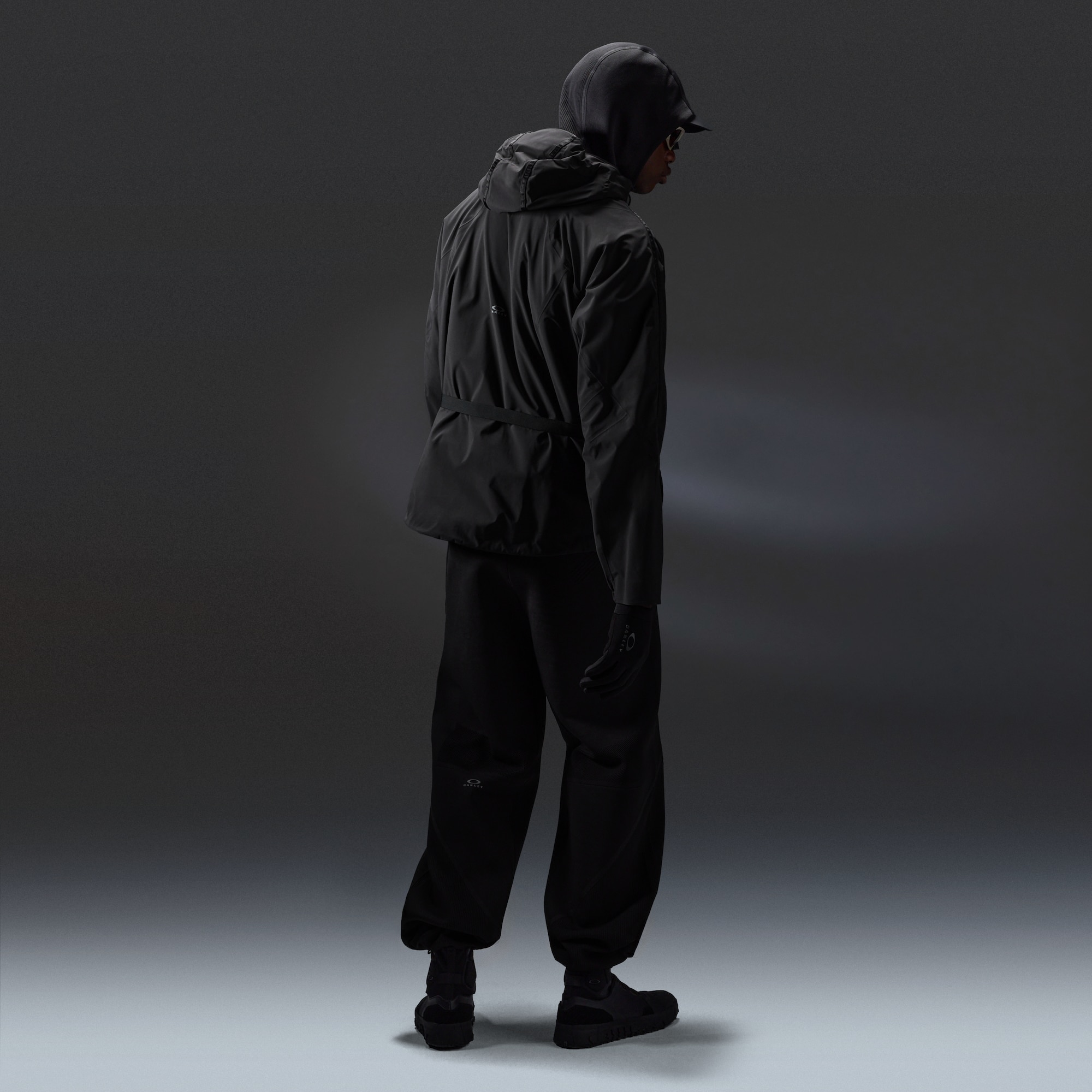 Oakley Latitude Veil Slingpack Jacket in Pitch Black | Oakley® US