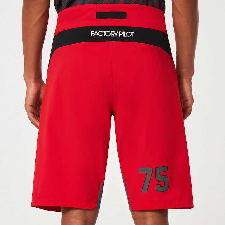 Seeker '75  Short - Red Line