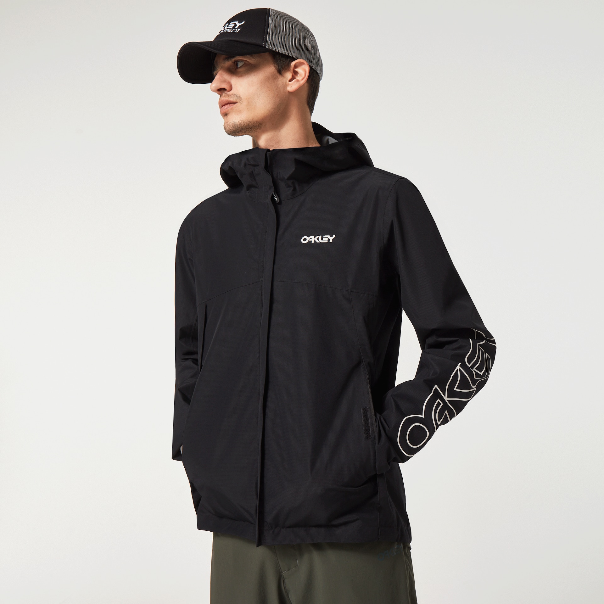 Oakley Elements Shell Jacket in Blackout | Oakley® EU