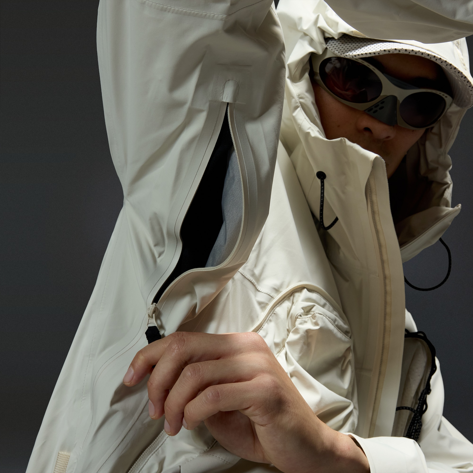 Oakley Latitude Veil Slingpack Jacket in Mist | Oakley® EU