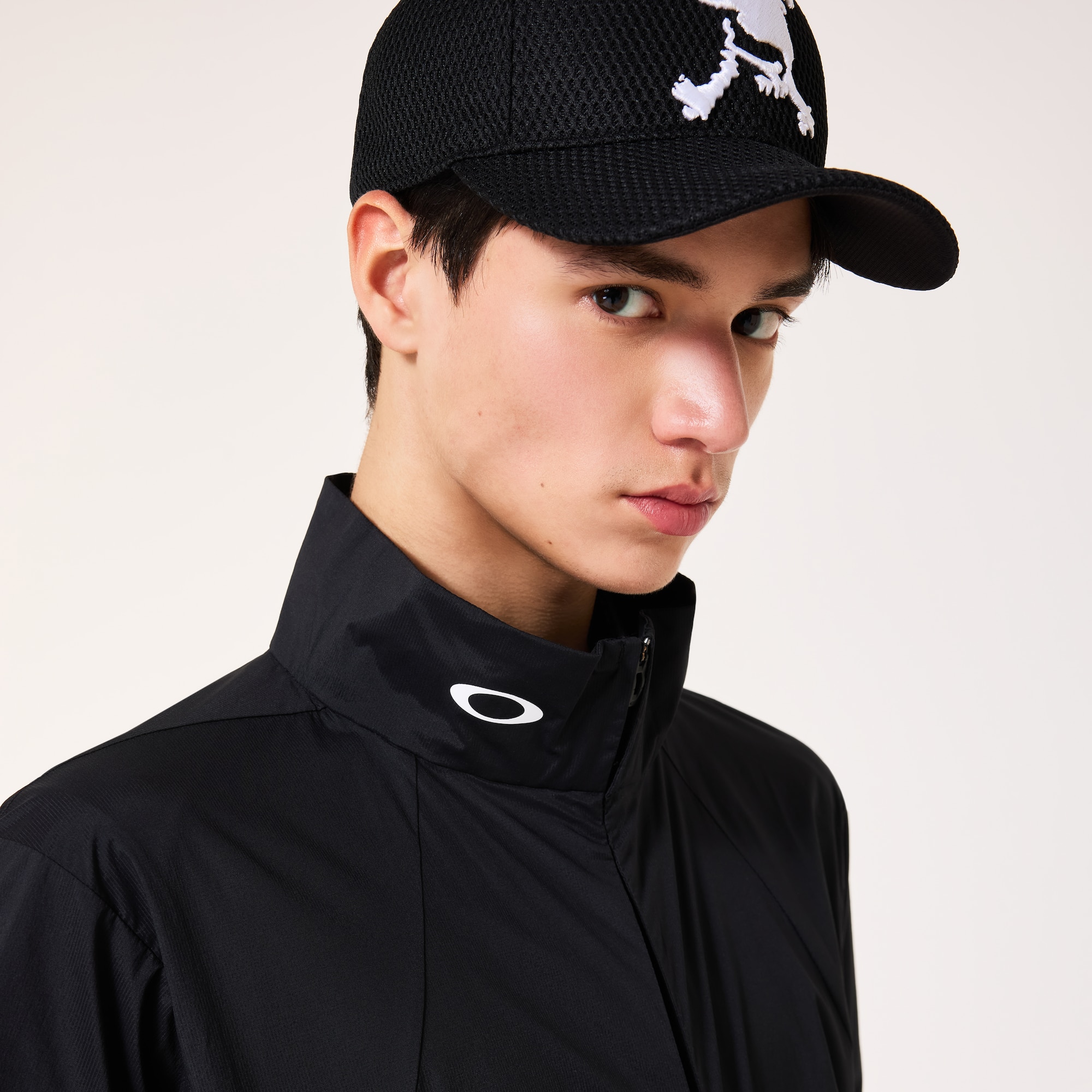 Oakley Skull S/S Airy Wind Jacket in Pitch Black | Oakley® JP