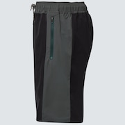 Wanderer 19" Hybrid Short - Blackout