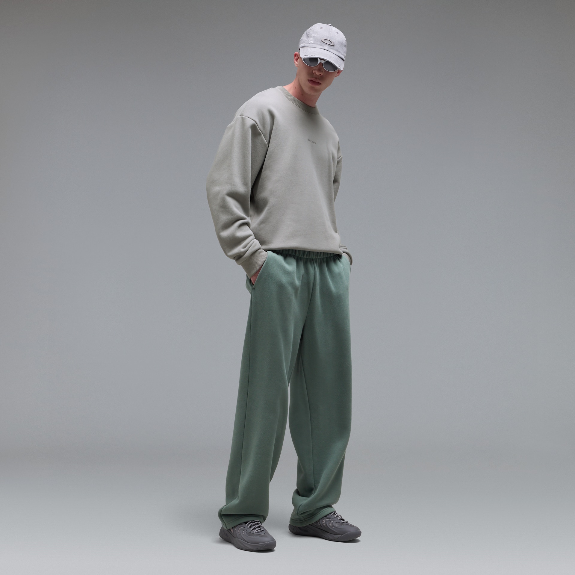 Oakley Soho Gen Crewneck Sweatshirt In Cement