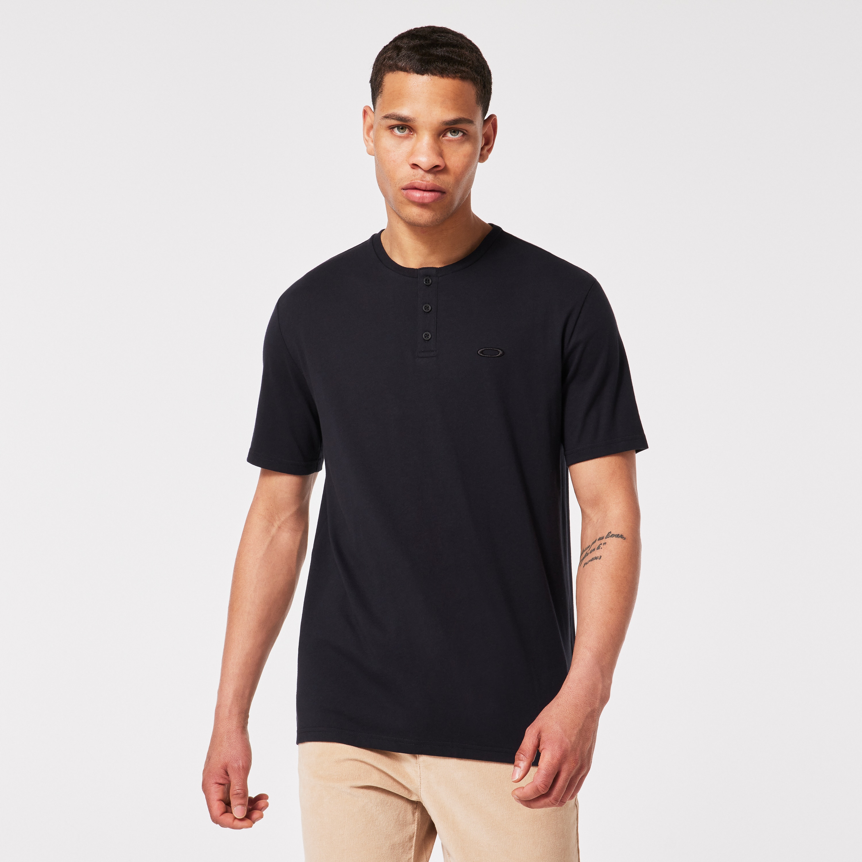 Oakley Relax Henley Tee 2.0 in Blackout | Oakley® US
