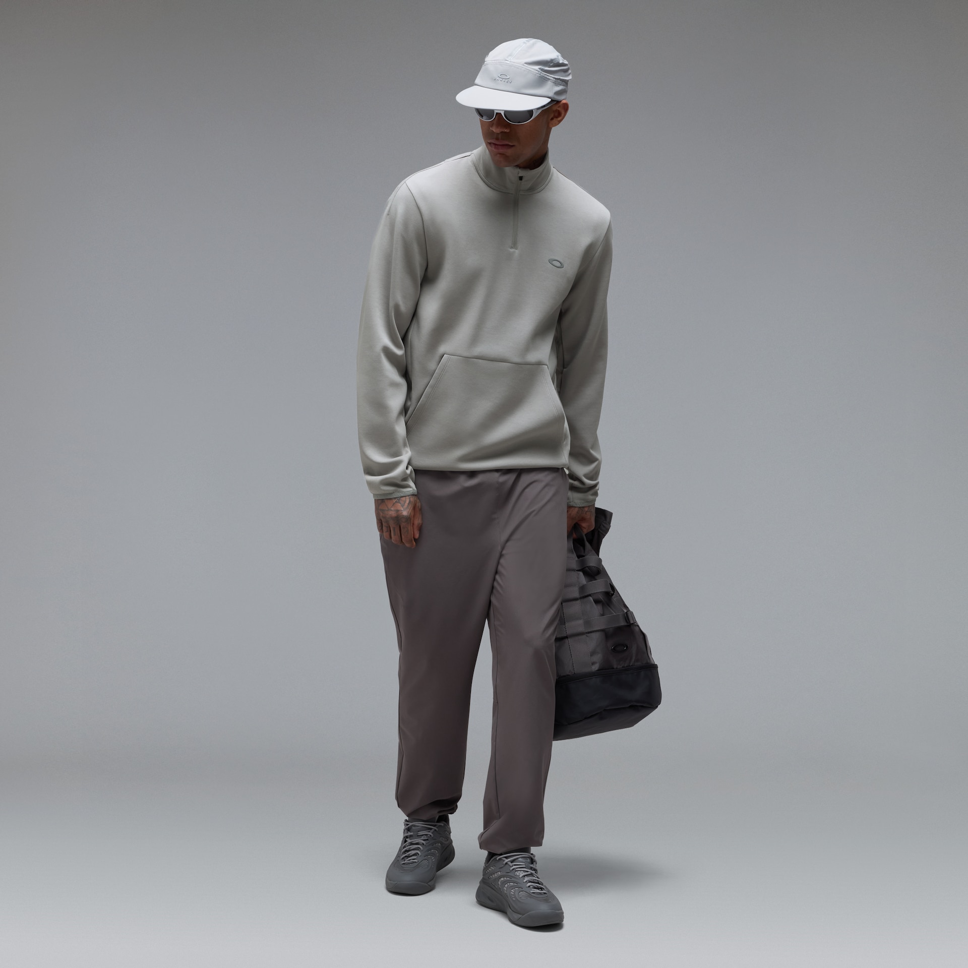 Oakley Edge Force Qtr Zip Sweatshirt In Cement