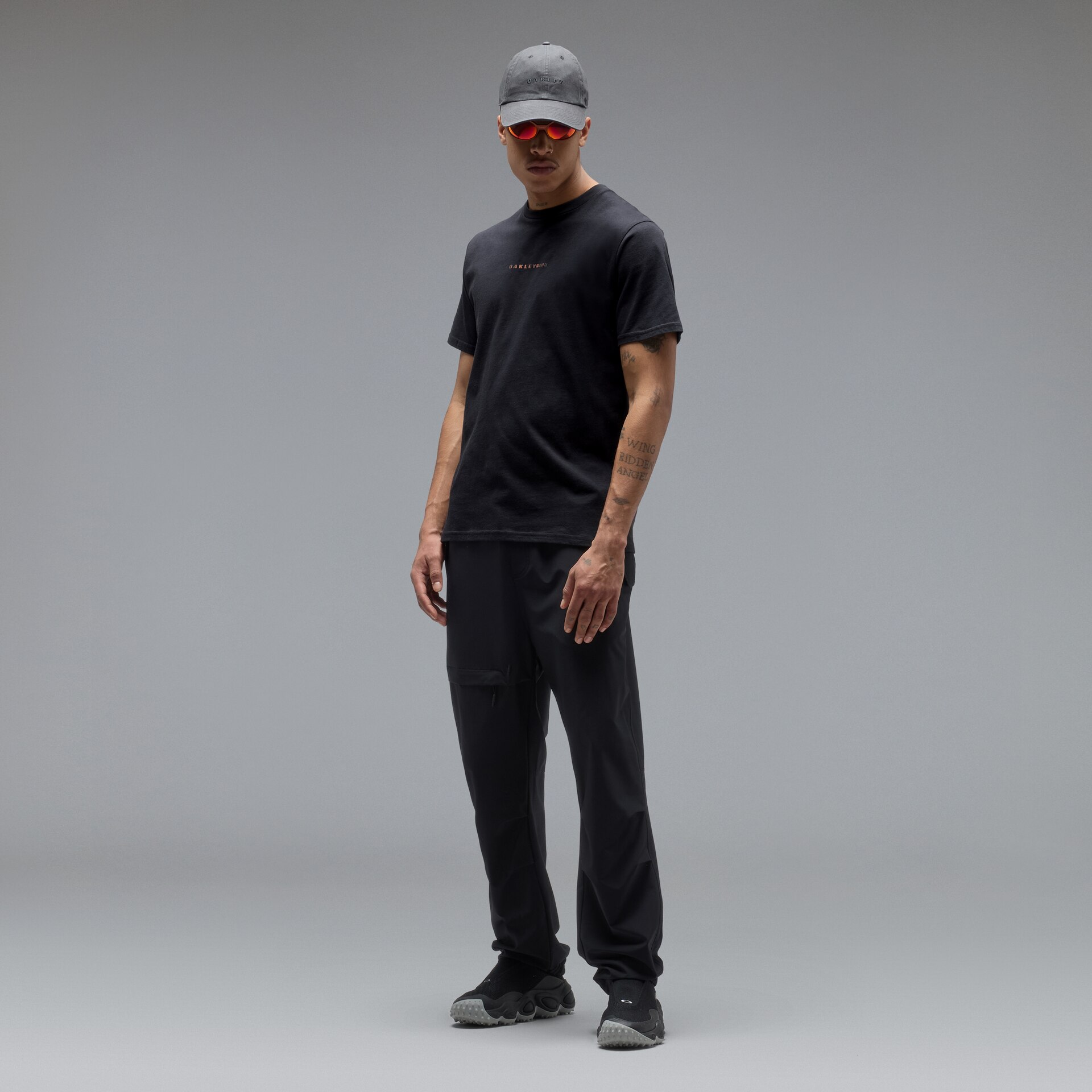 Oakley Futurescape Logo Hibiscus Tee in Pitch Black | Oakley® JP