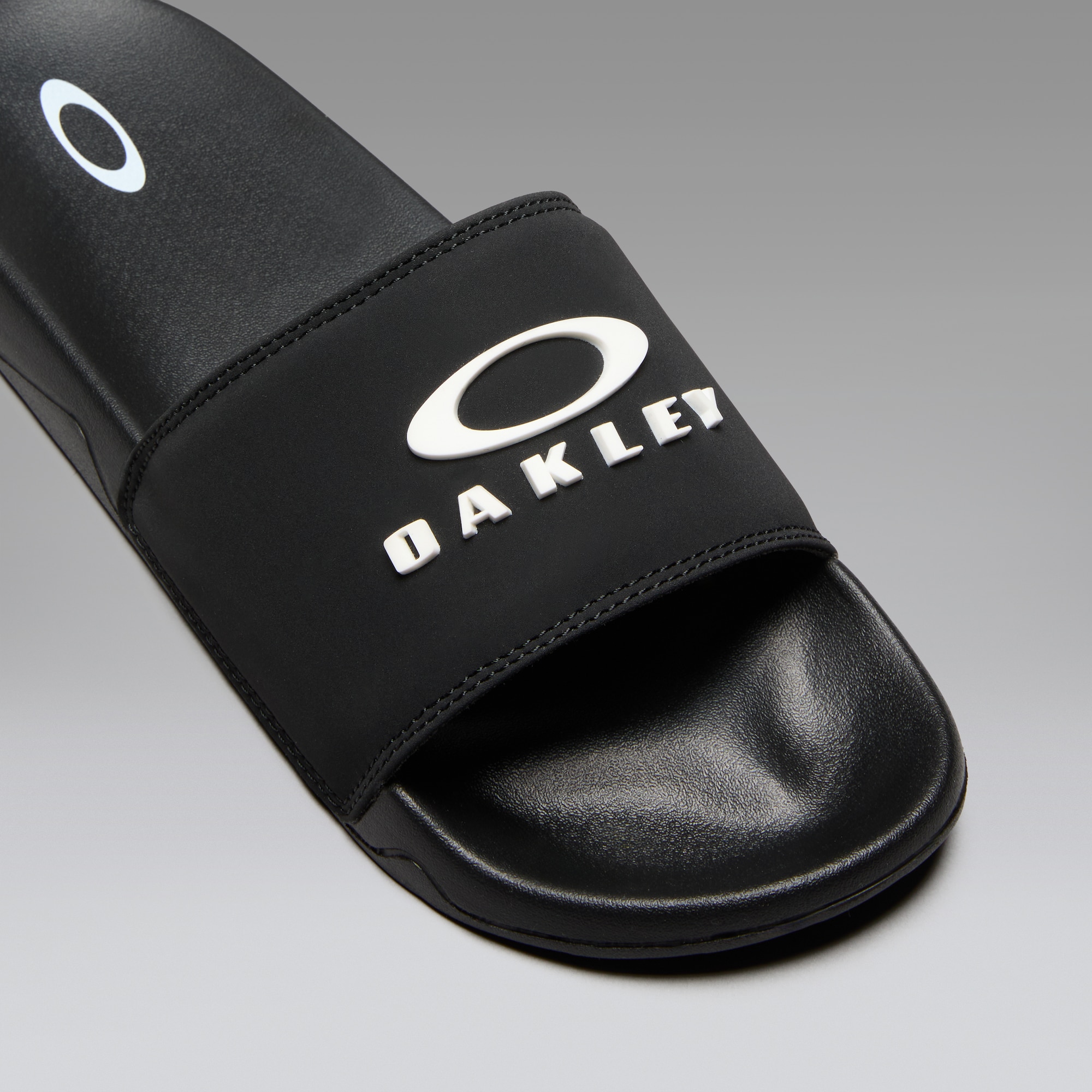 Oakley Zuma Slide in Pitch Black/White | Oakley® US