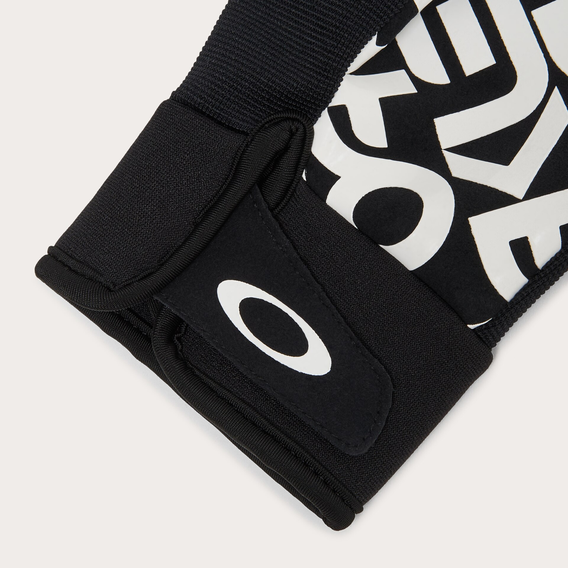 Oakley Factory Pilot Core Glove in Blackout | Oakley® US