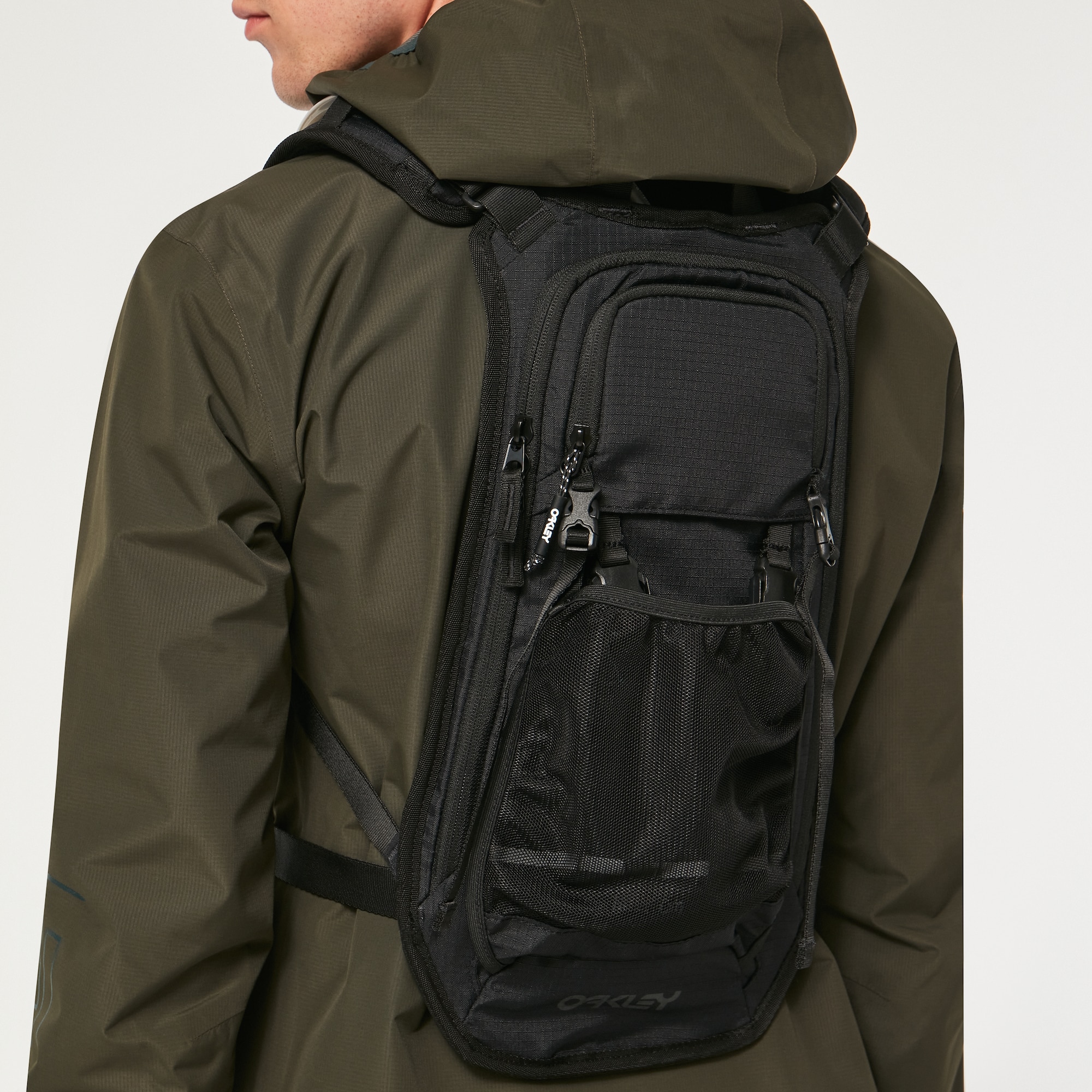 Oakley Switchback Hydration Pack in Blackout | Oakley® US
