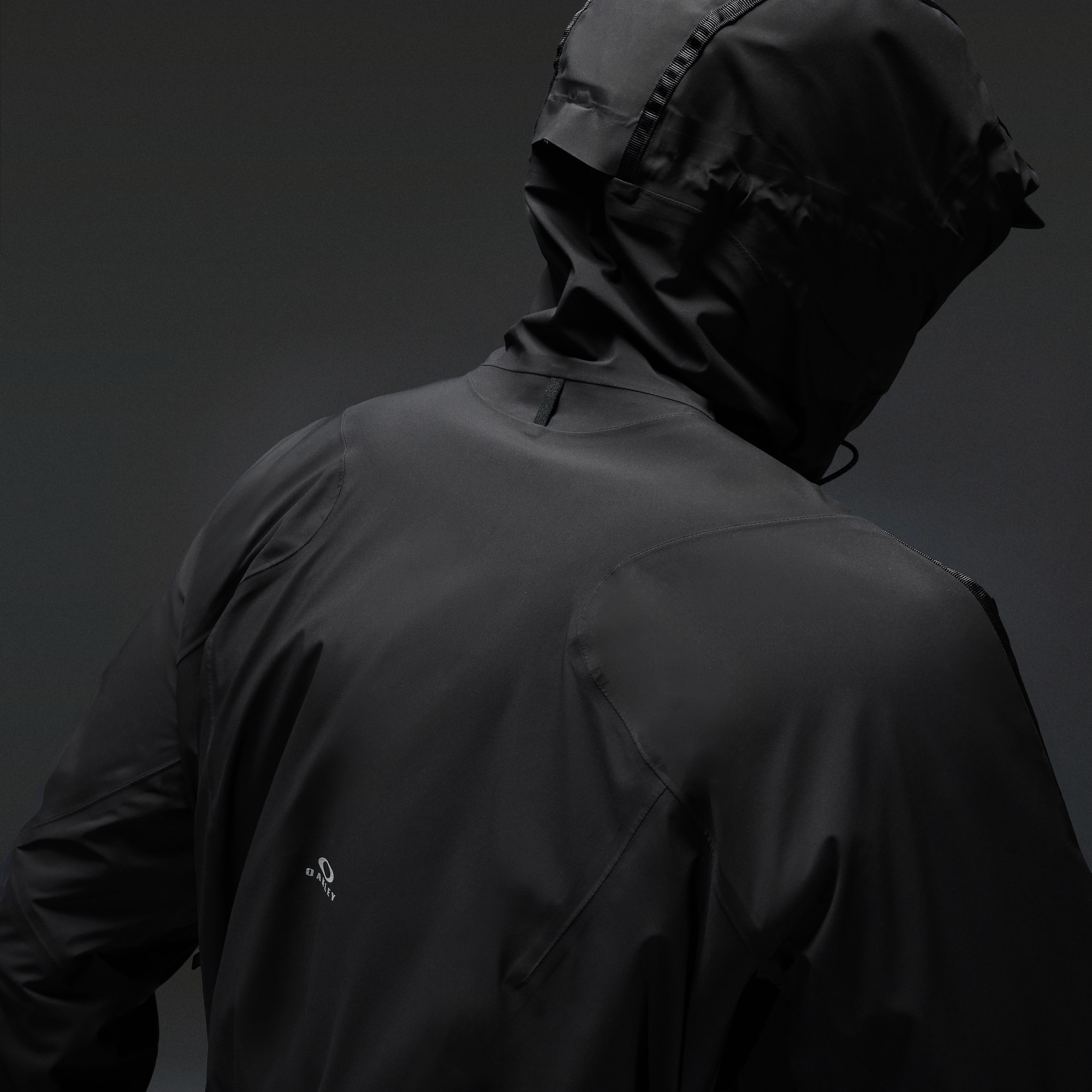Oakley Latitude Veil Slingpack Jacket in Pitch Black | Oakley® US