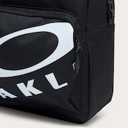 Oakley Essential Backpack 20 Ytr in Blackout | Oakley® JP