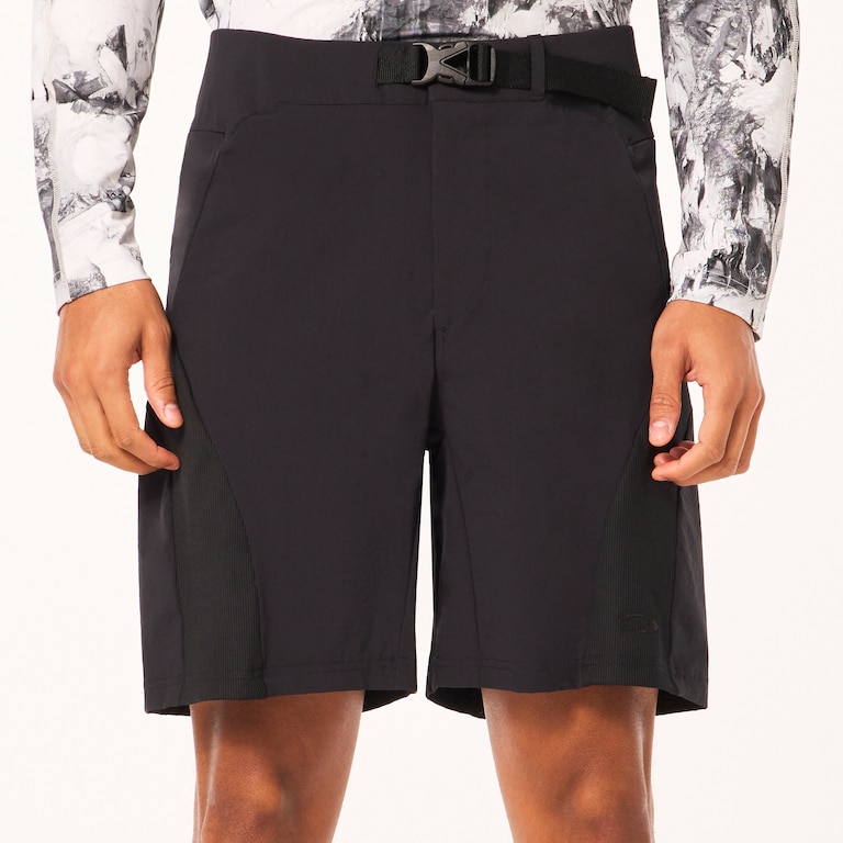 Latitude Arc Short - Blackout