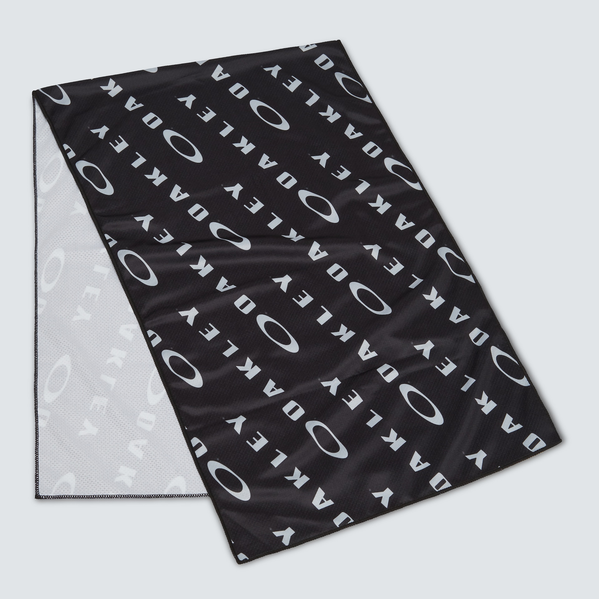 オークリー Essential Cool Towel 22.0 Blackout | オークリー公式