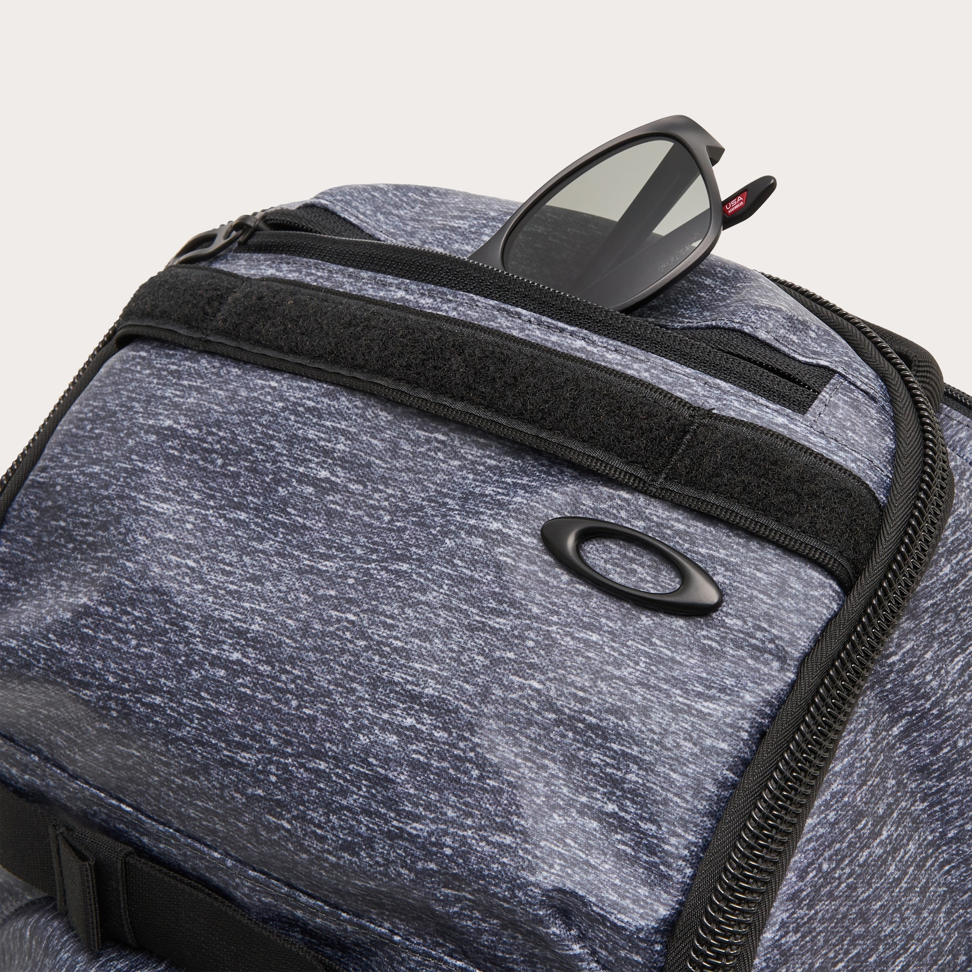 Oakley Enhance Buckle Backpack 8.0 in New Athletic Grey | Oakley® US