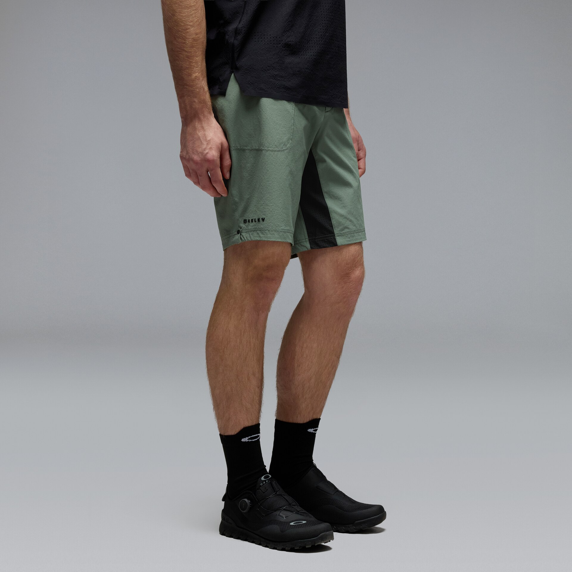 Oakley Seeker Whip Short in Pitch Black | Oakley® US