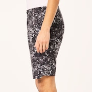 Skull Bloom Quartz Shorts - Black Print