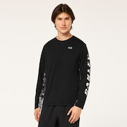 Slant Logo Print L/S Tee 8.0 - Blackout