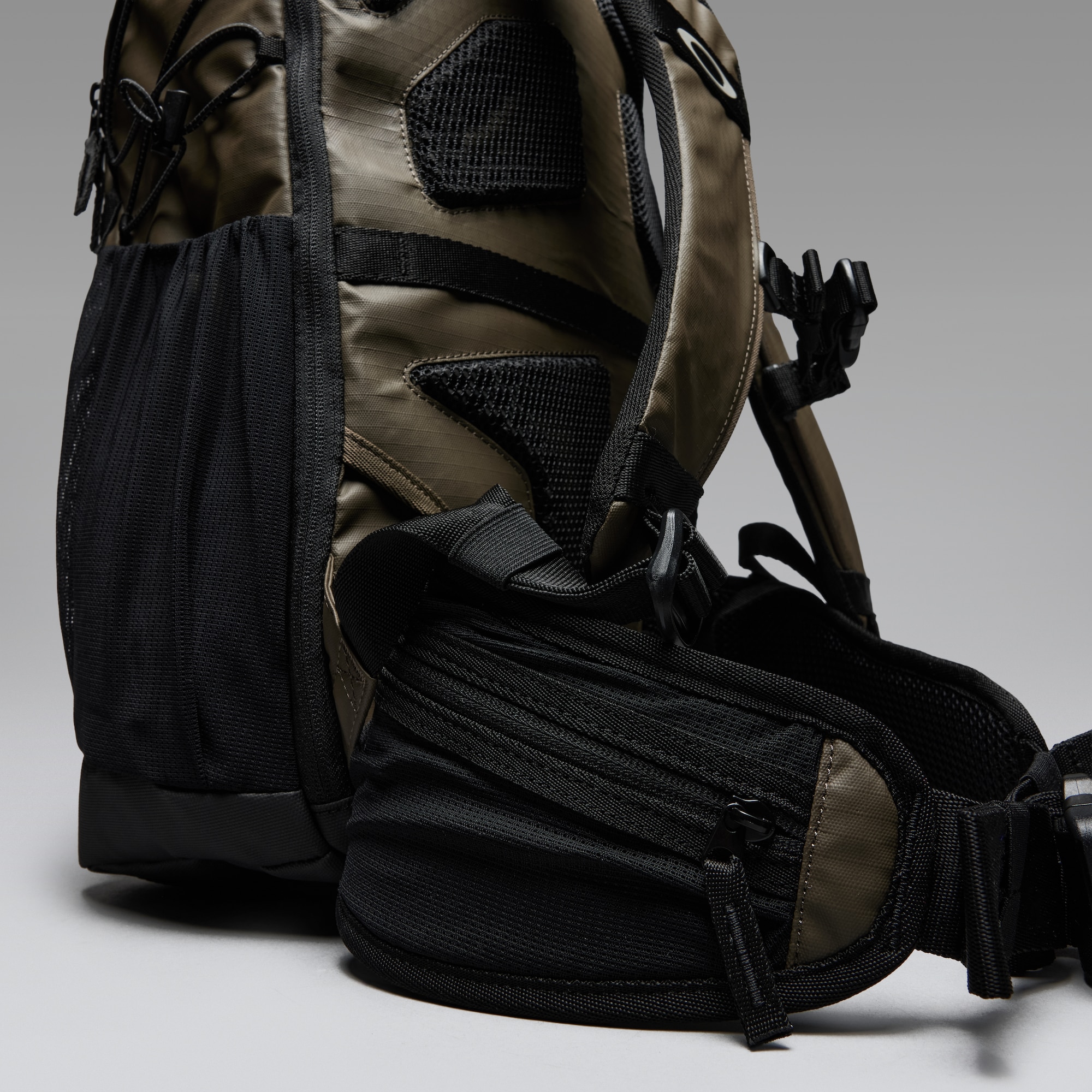 おくん Oakley Terraquest 29L Backpack in Deep Olive | Oakley® JP