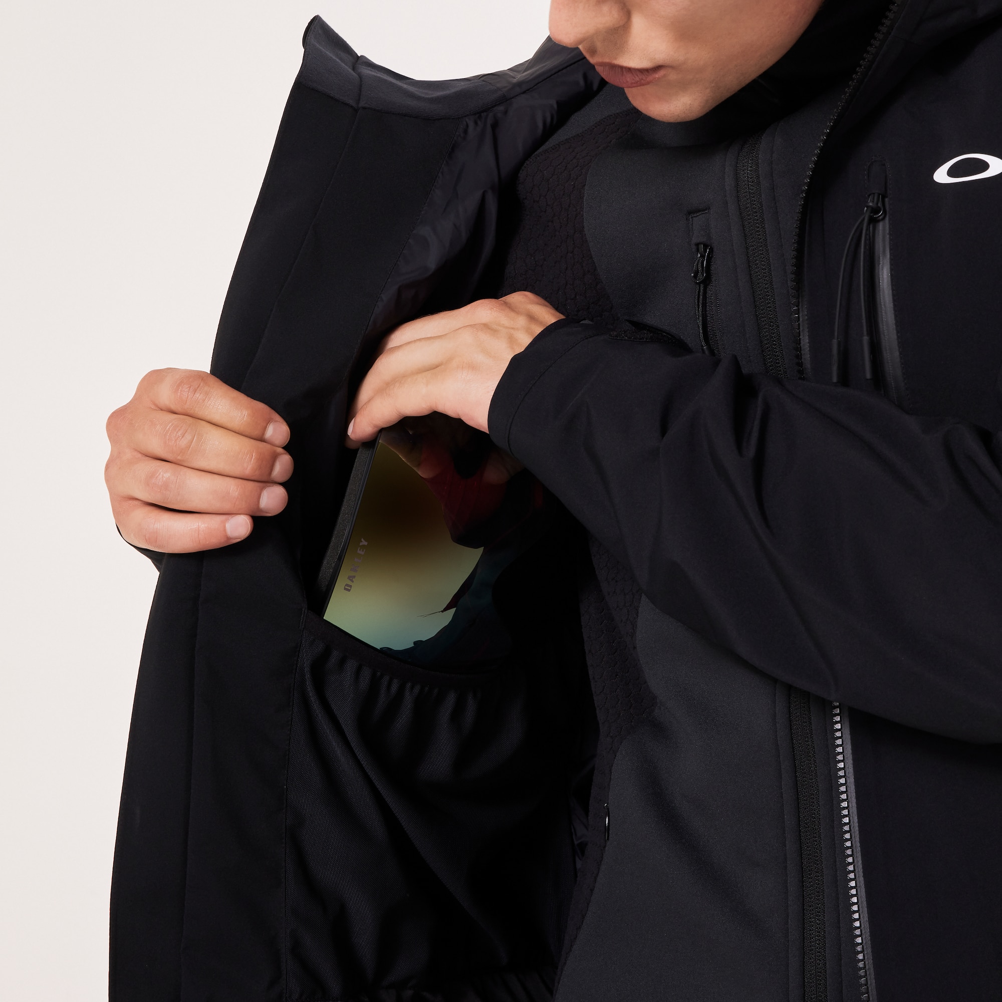 Oakley Unbound Goretex Shell Jacket 2.0 in Blackout | Oakley® US