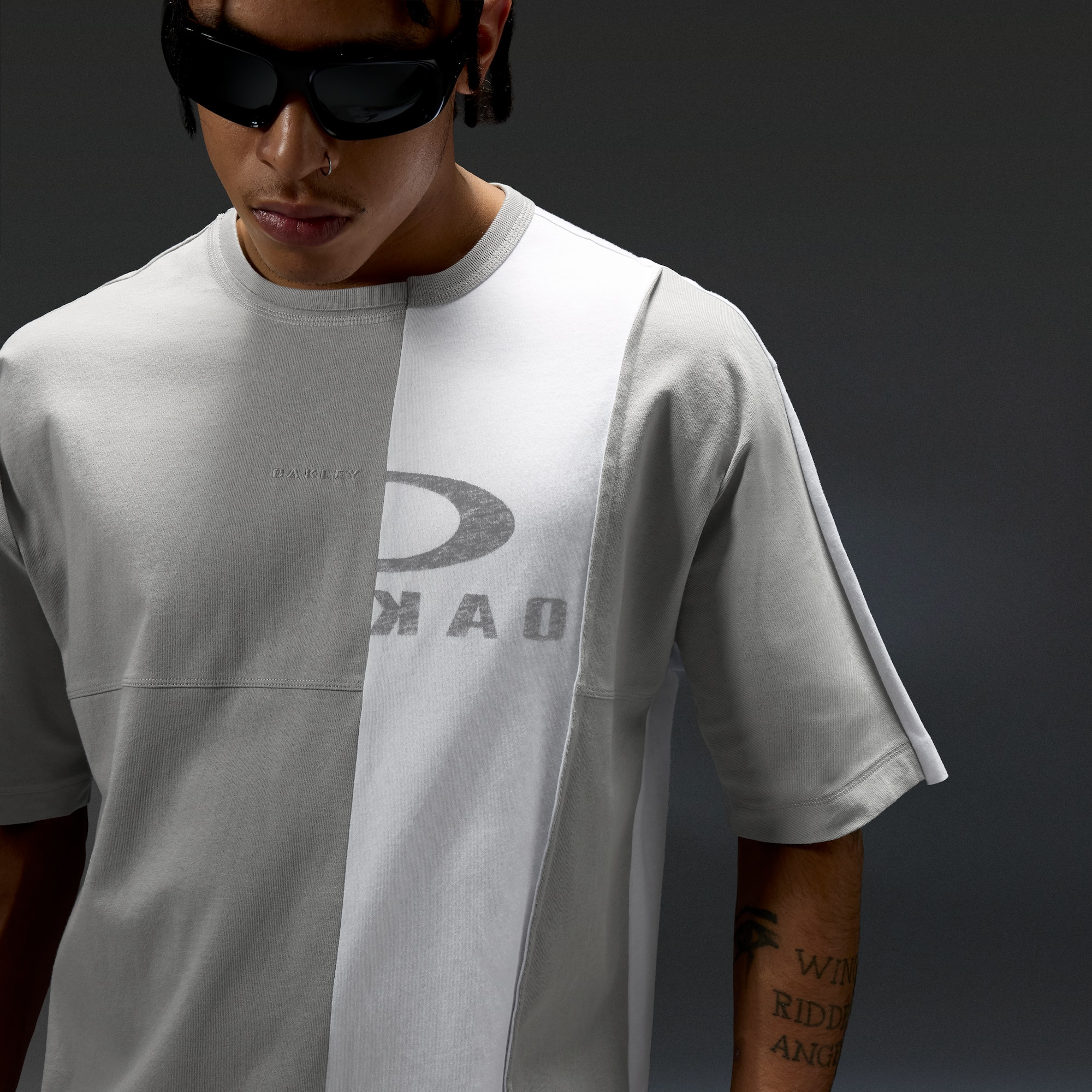 Oakley Reserve Momento Tee in Cement | Oakley® US