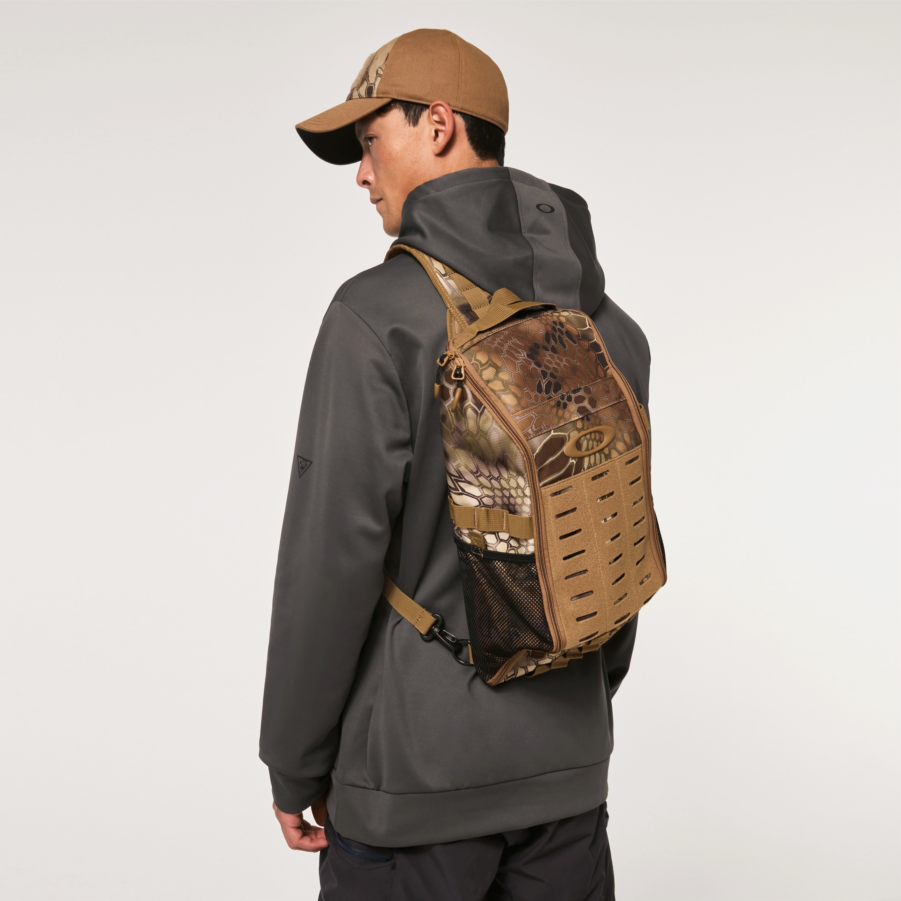 OAKLEY ボディバッグ ポーカーズ TOUGHJEANS Y2K Dino Oakley Extractor Sling Pack 2.0 Kryptek in Kryptek | Oakley