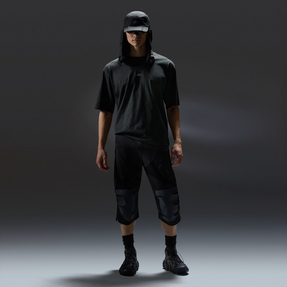 Oakley Latitude Veil Tee in Pitch Black | Oakley® US