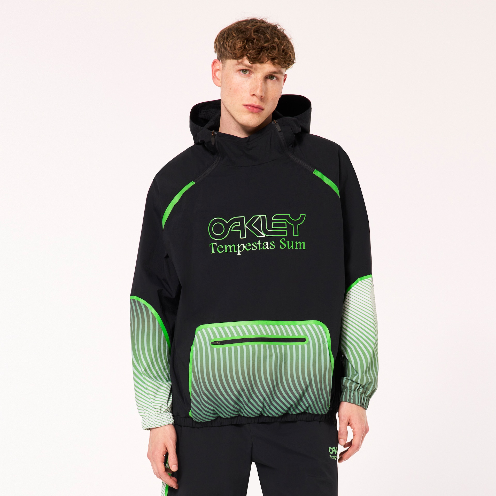 Oakley Tempestas Sum Anorak in Blackout | Oakley® US