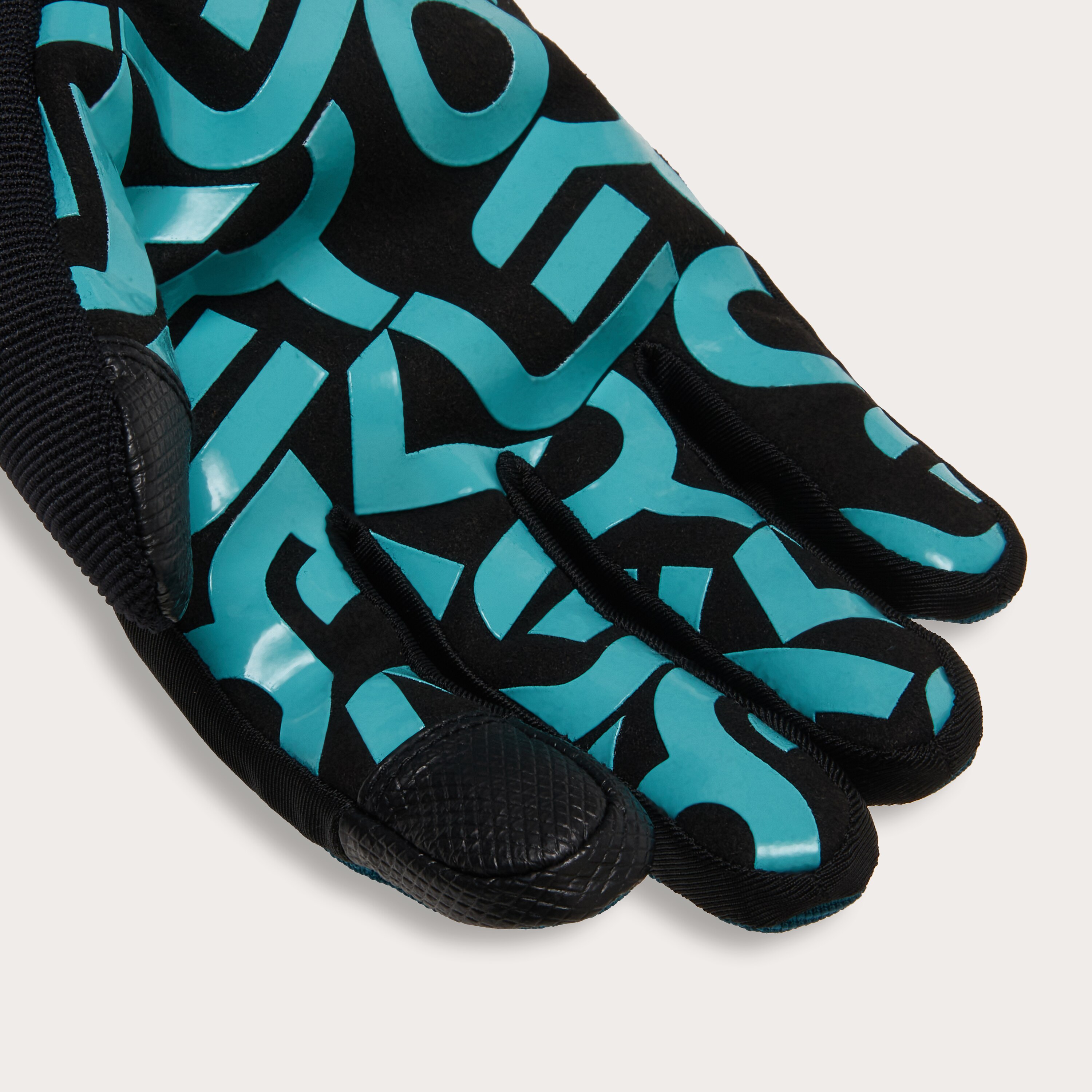 Oakley Factory Pilot Core Glove in Blackout | Oakley® US