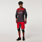 Seeker '75  Short - Red Line