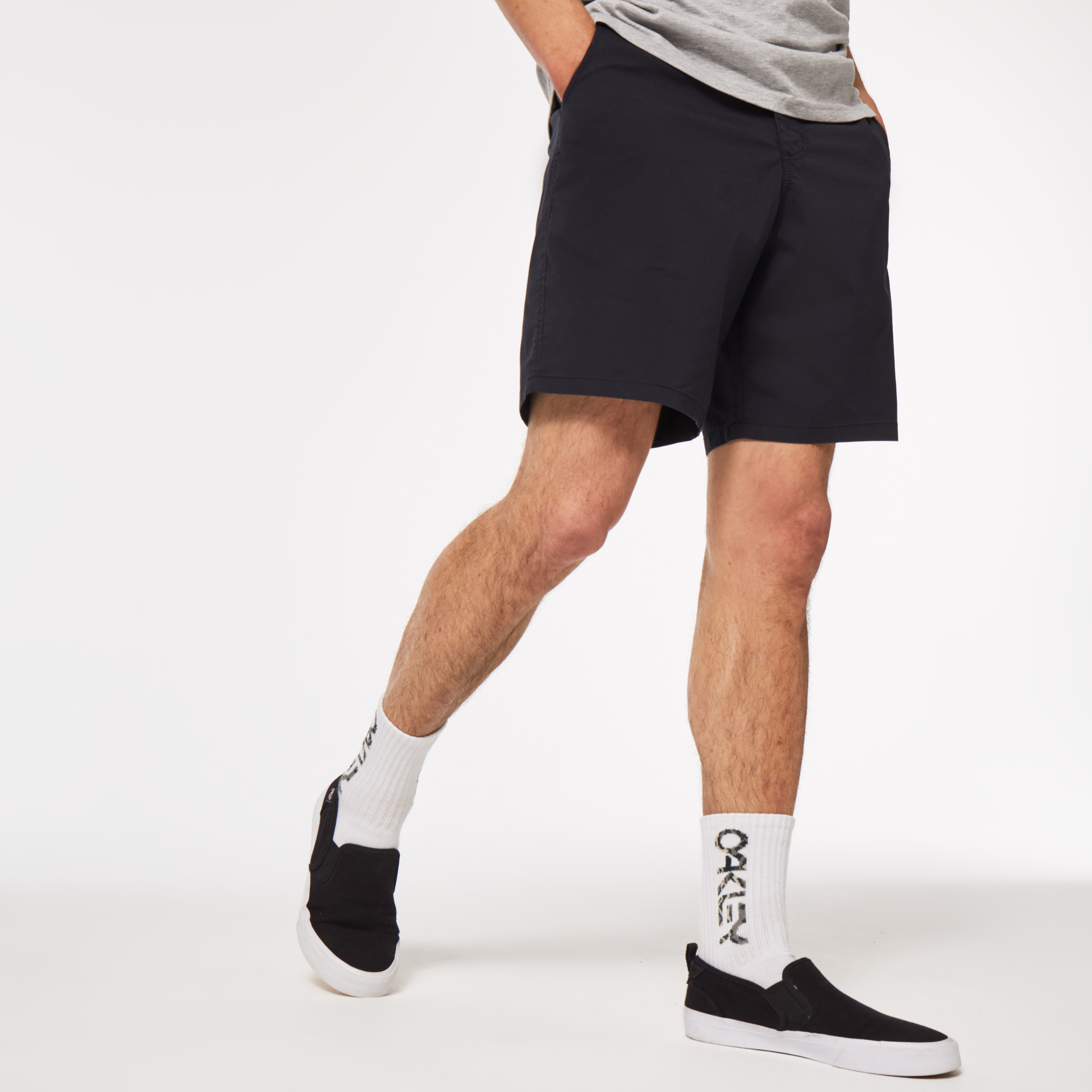 Oakley Chino 19 Hybrid Short in Blackout | Oakley® US
