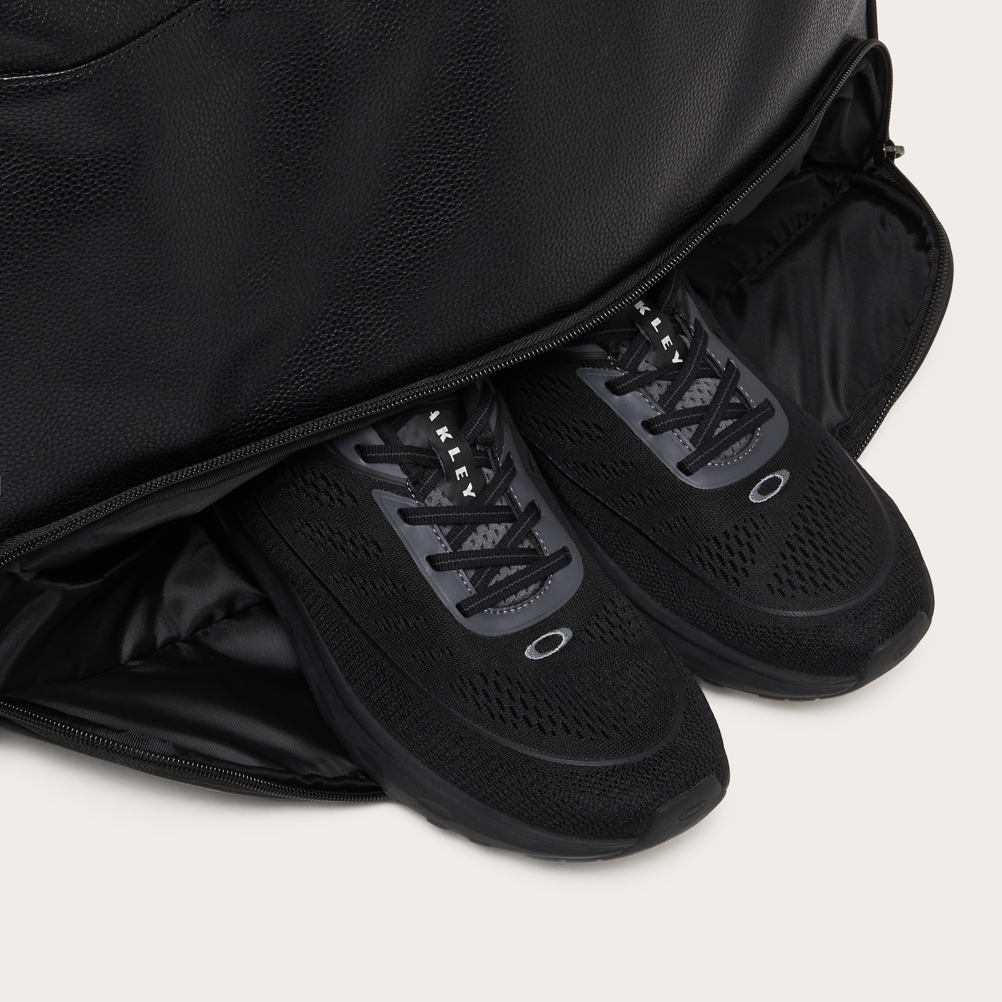 オークリー Skull Boston Bag 18.0 Blackout | オークリー公式ストア 日本