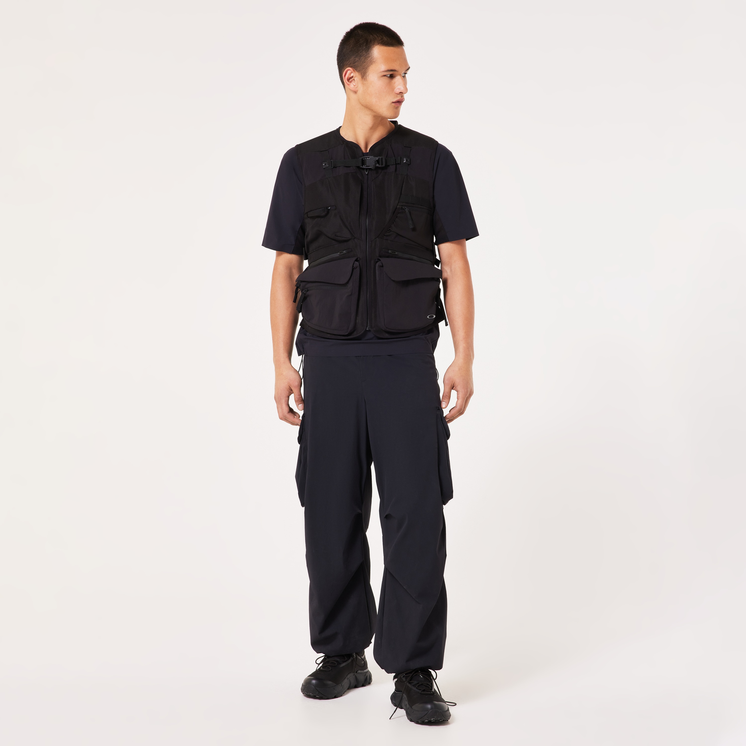 Oakley Latitude Flex Vest in Blackout | Oakley® US