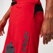 Seeker '75  Short - Red Line