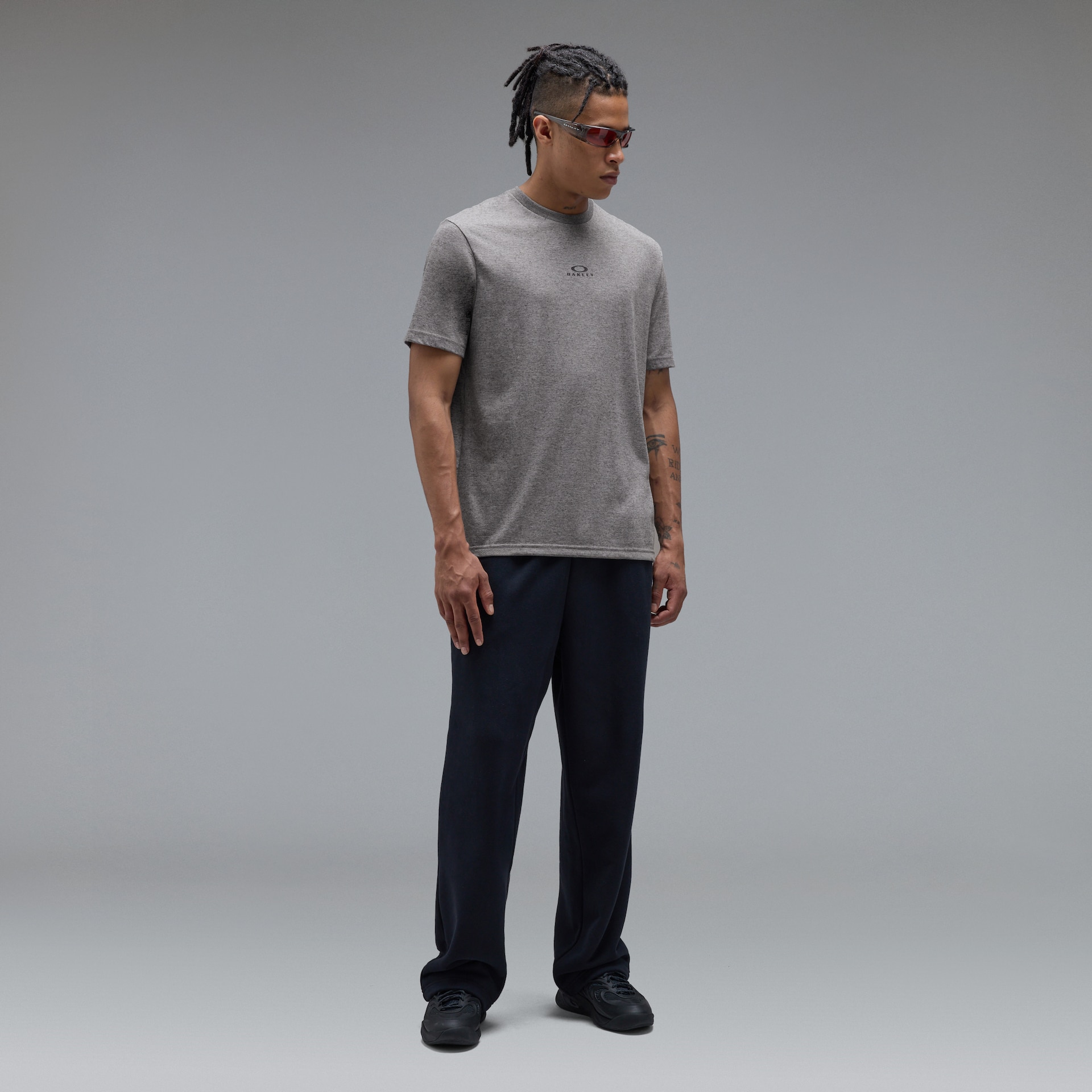 Oakley Bark New Short Sleeve in Blackout | Oakley® US