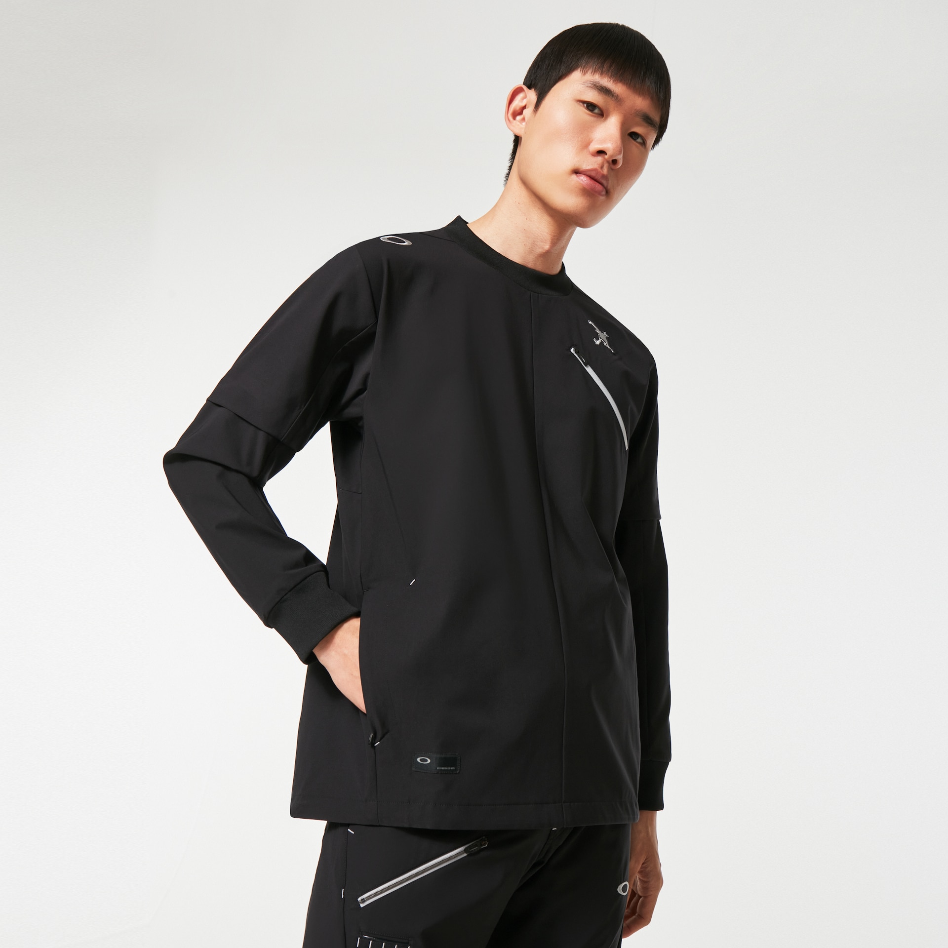 Oakley Skull Water Resistant Pullover in Blackout | Oakley® JP