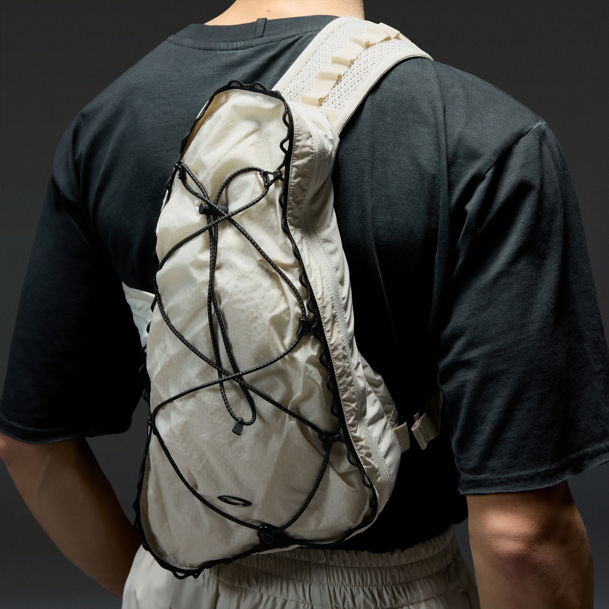Oakley Latitude Veil Slingpack Jacket in Mist | Oakley® JP