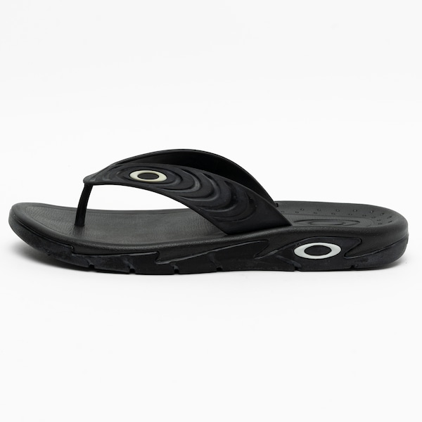 Chinelo Oakley Crowd